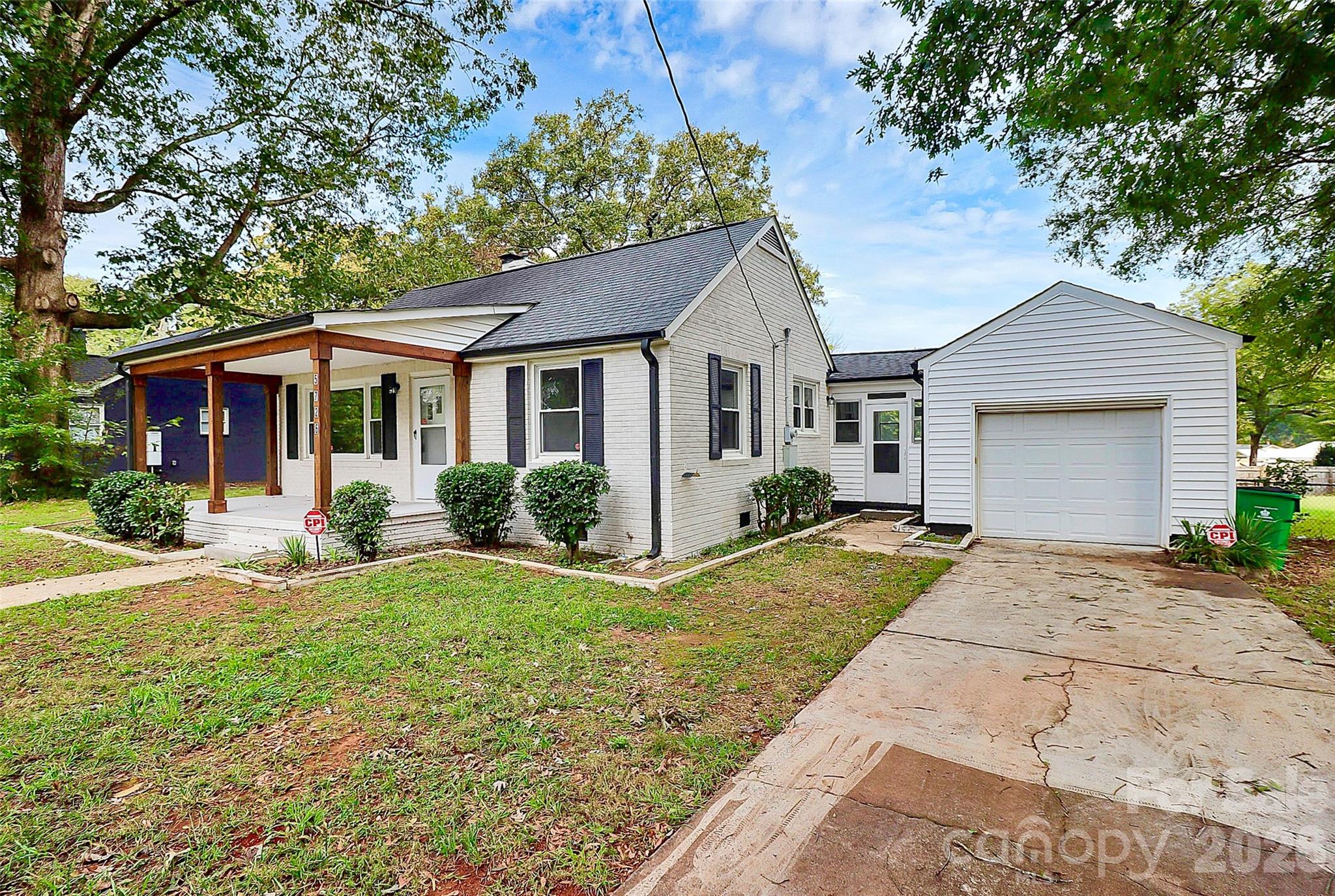 5726 Oak Dr, Charlotte, NC 28216
