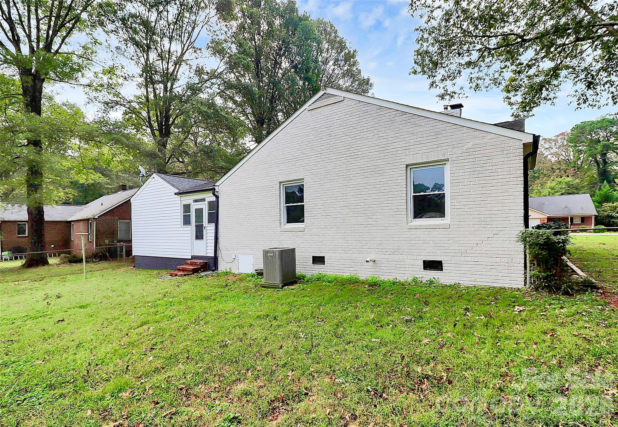 5726 Oak Dr, Charlotte, NC 28216