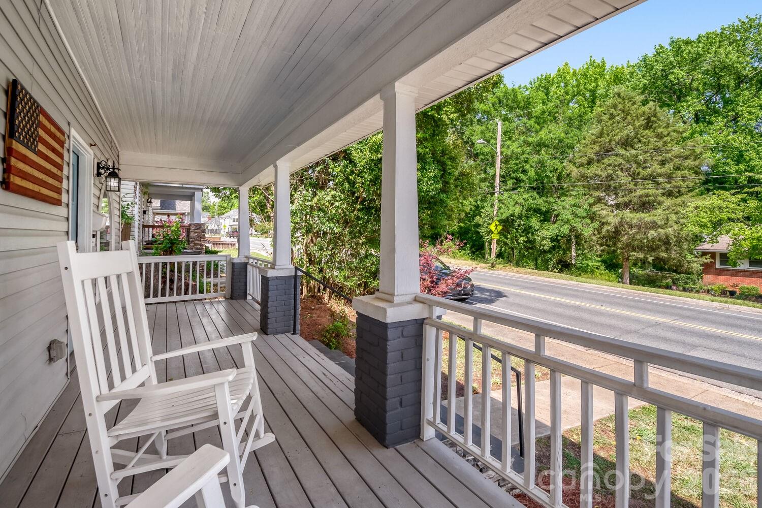 1521 Hawthorne Ln, Charlotte, NC 28205