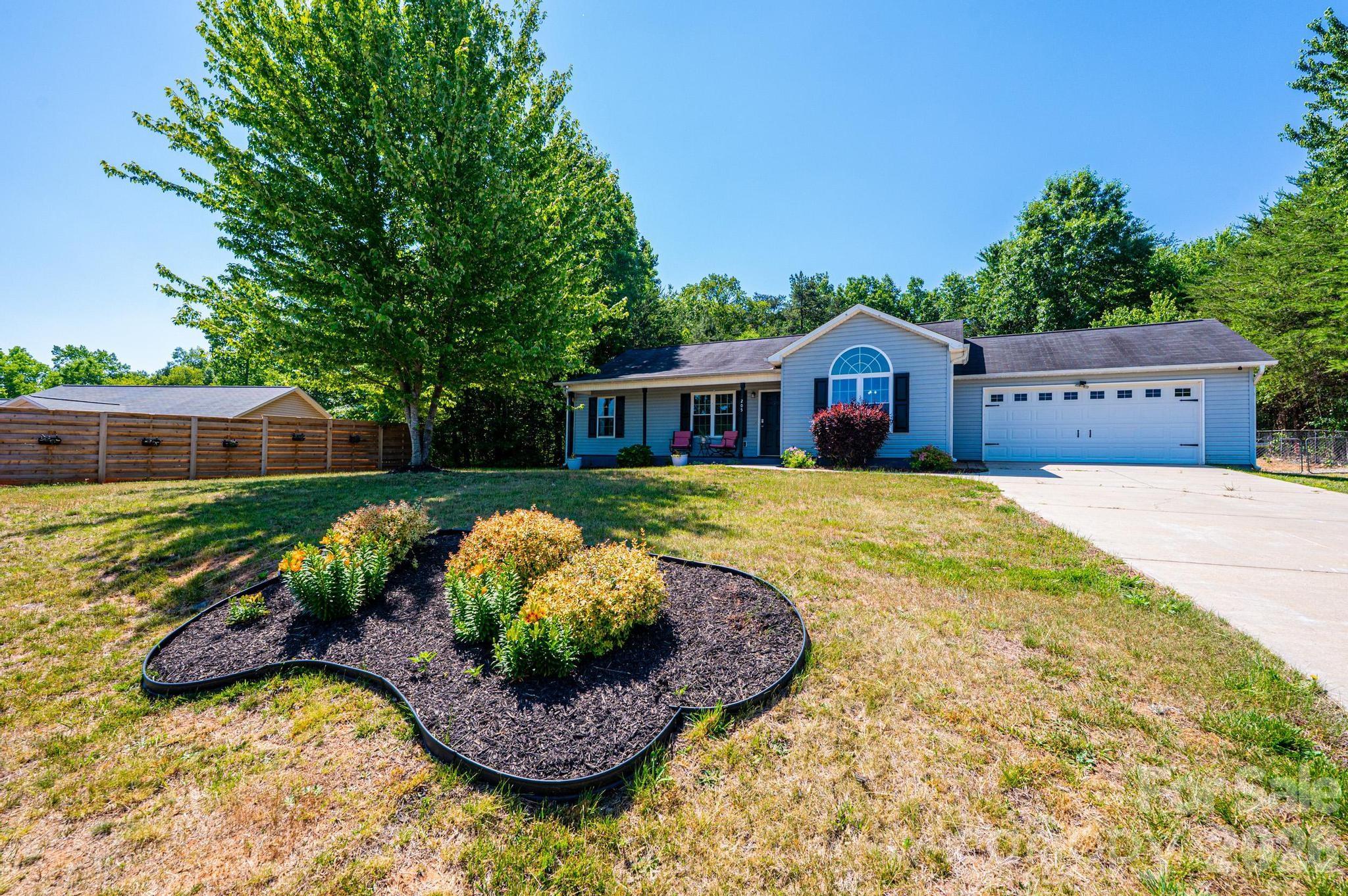 205 Winding Cedar Dr, Statesville, NC 28677
