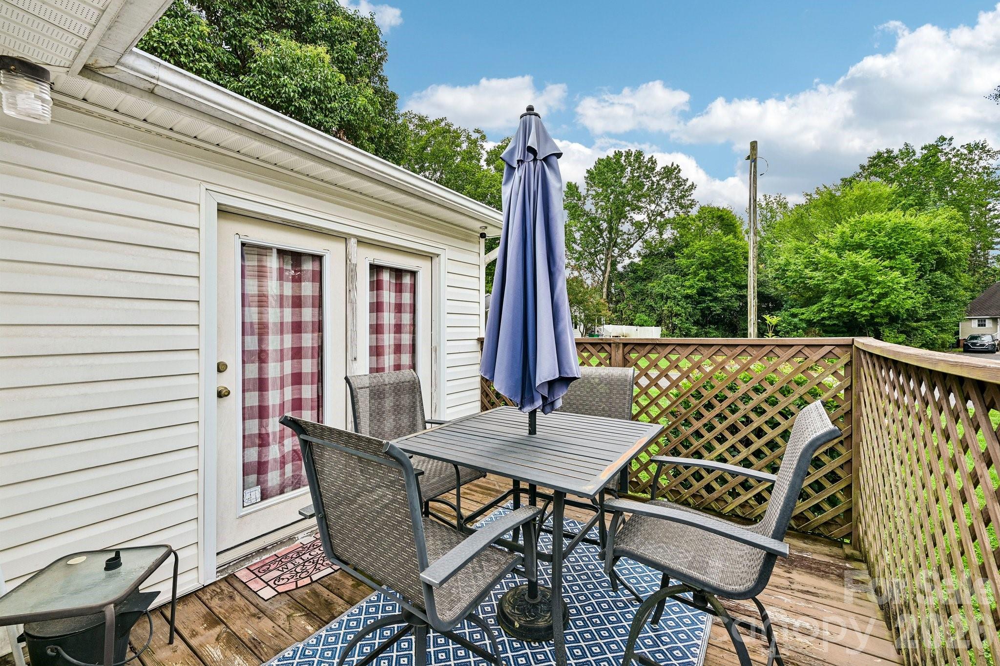 6042 Crape Myrtle Ln, Charlotte, NC 28216