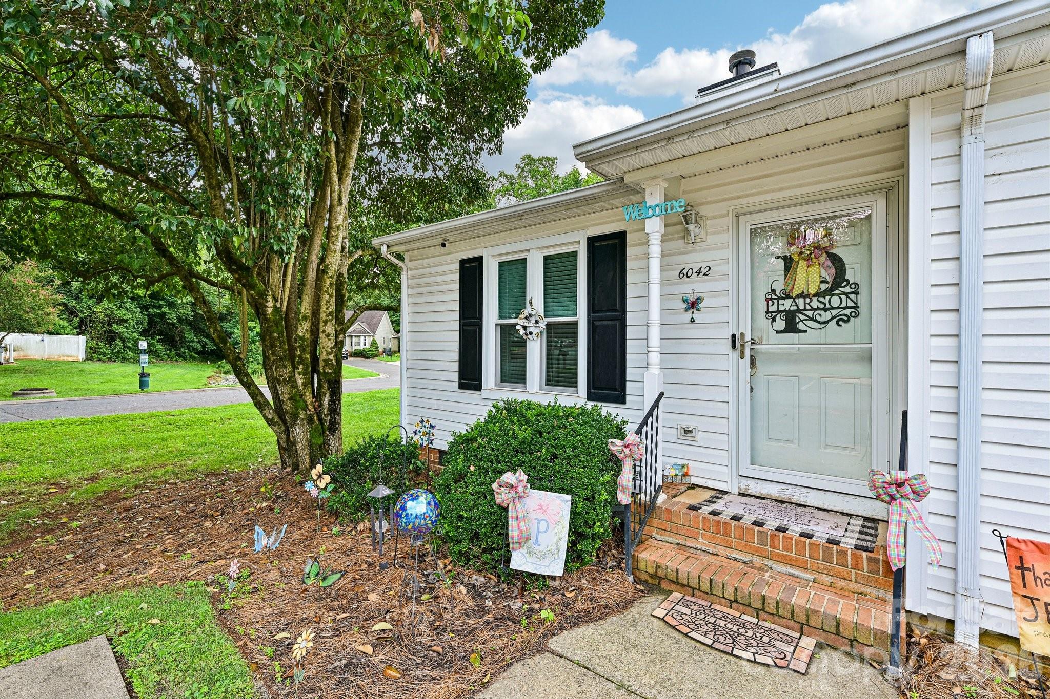 6042 Crape Myrtle Ln, Charlotte, NC 28216