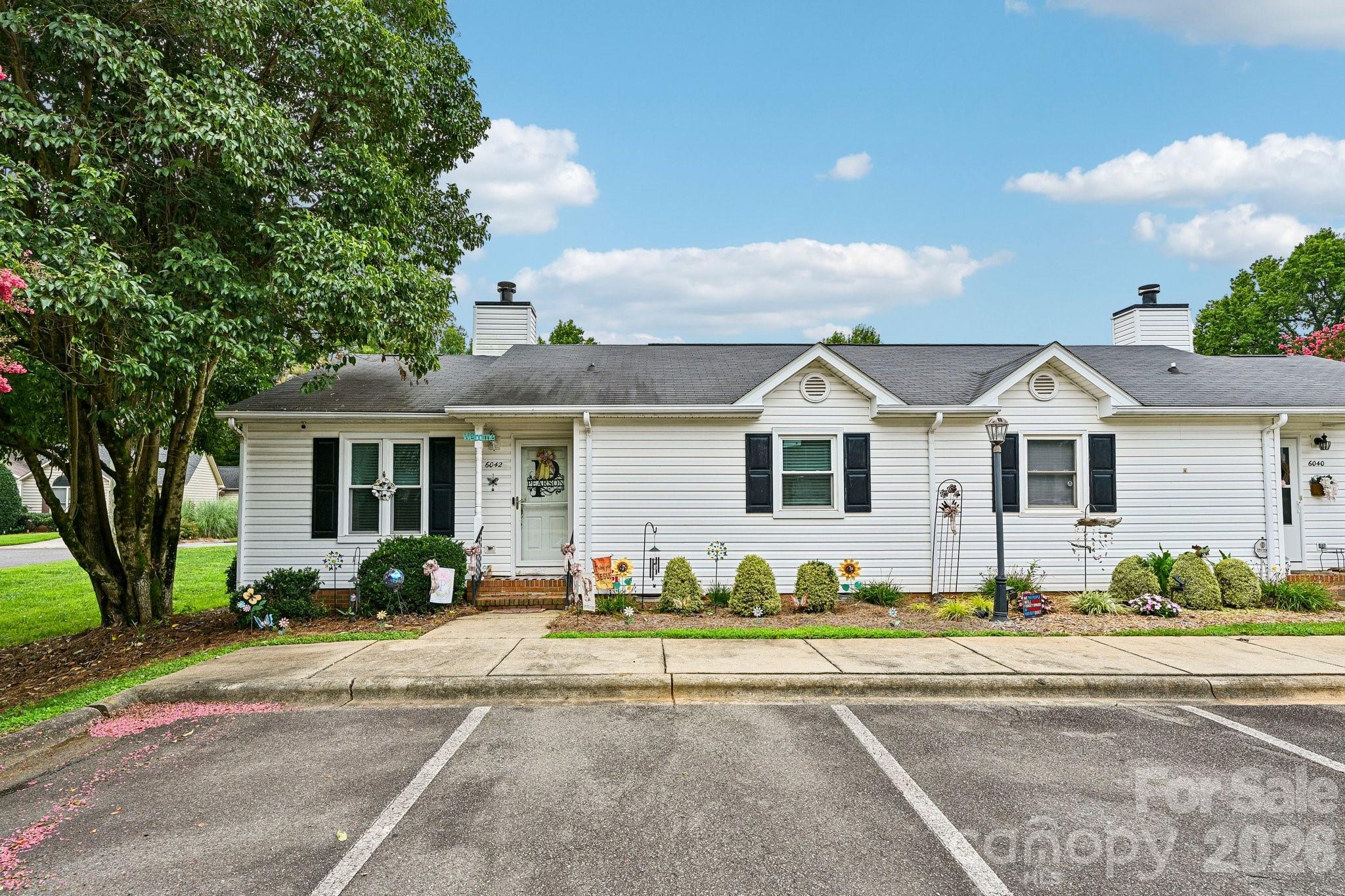 6042 Crape Myrtle Ln, Charlotte, NC 28216