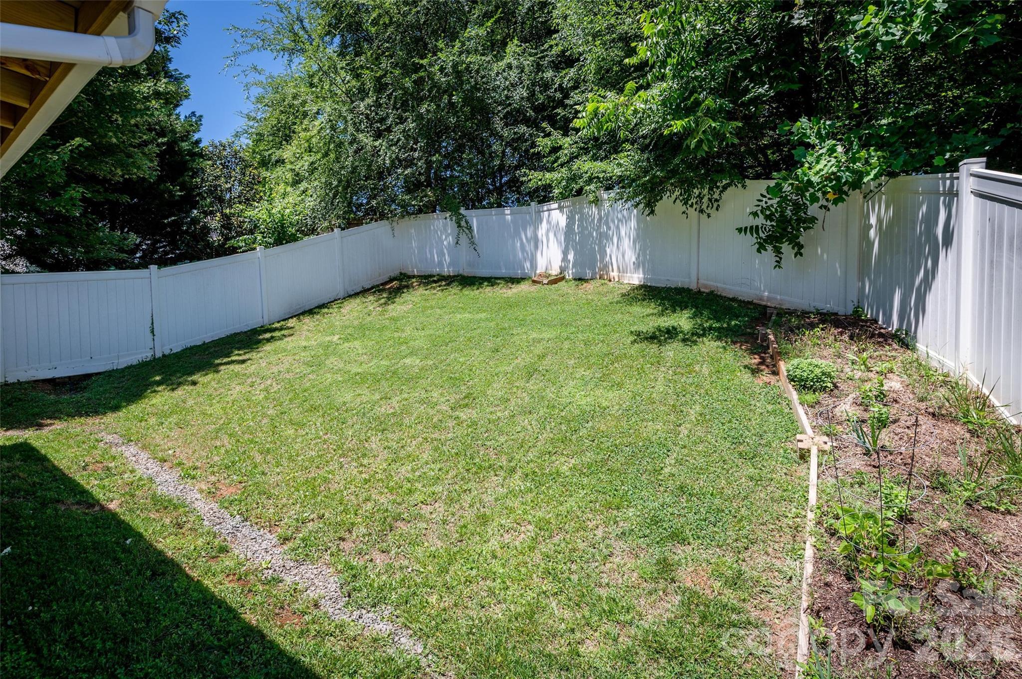 7343 Fox Point Dr, Charlotte, NC 28269