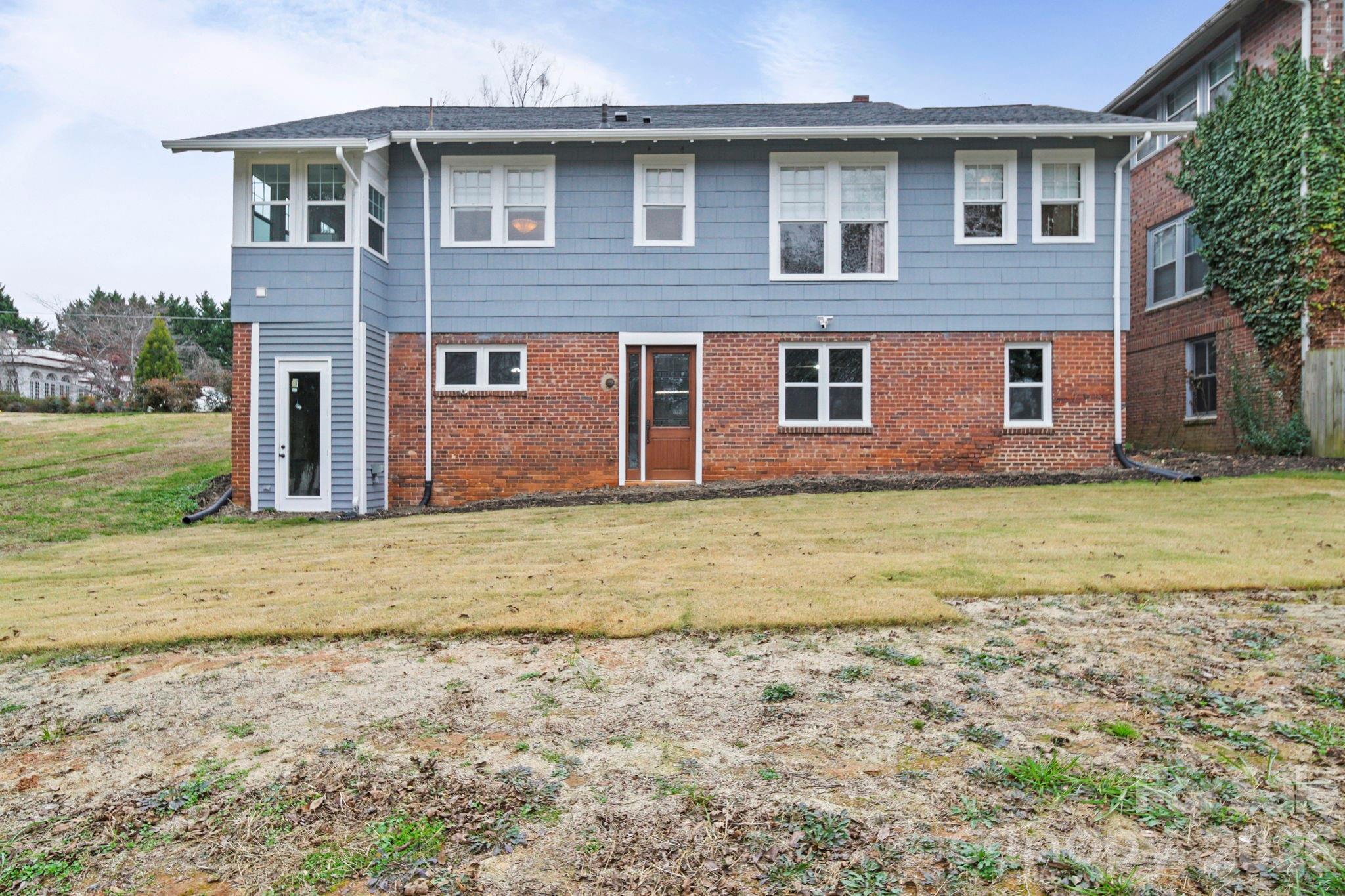 202 S Oak St, Statesville, NC 28677