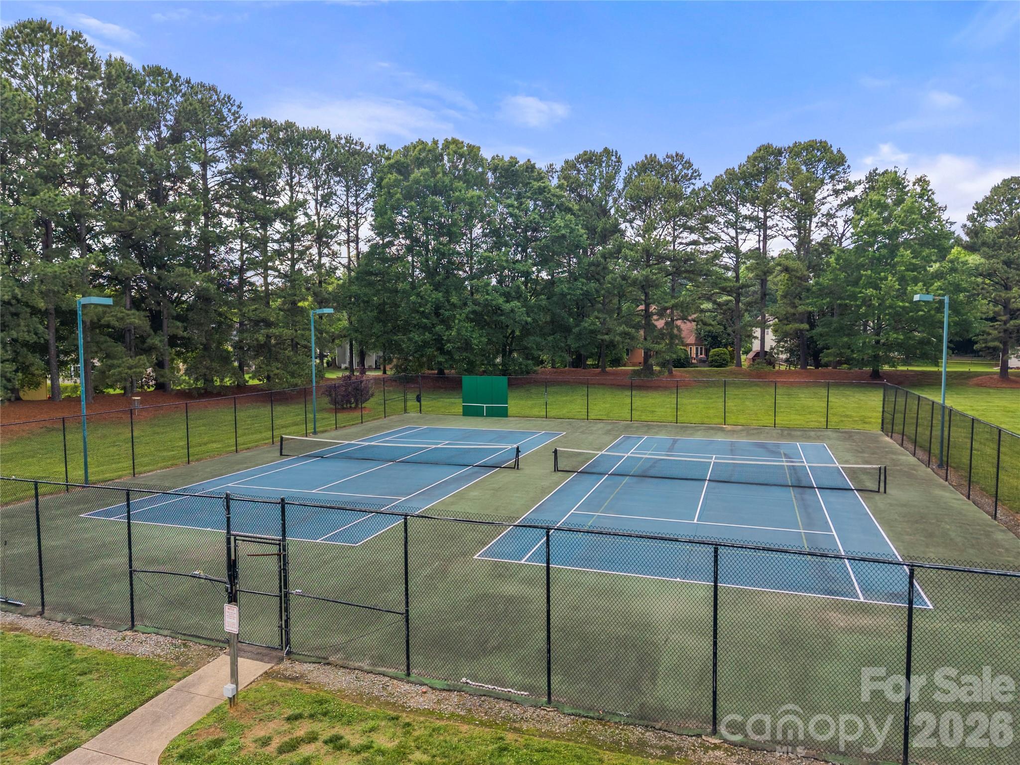 8411 Red Cypress Ct, Charlotte, NC 28216