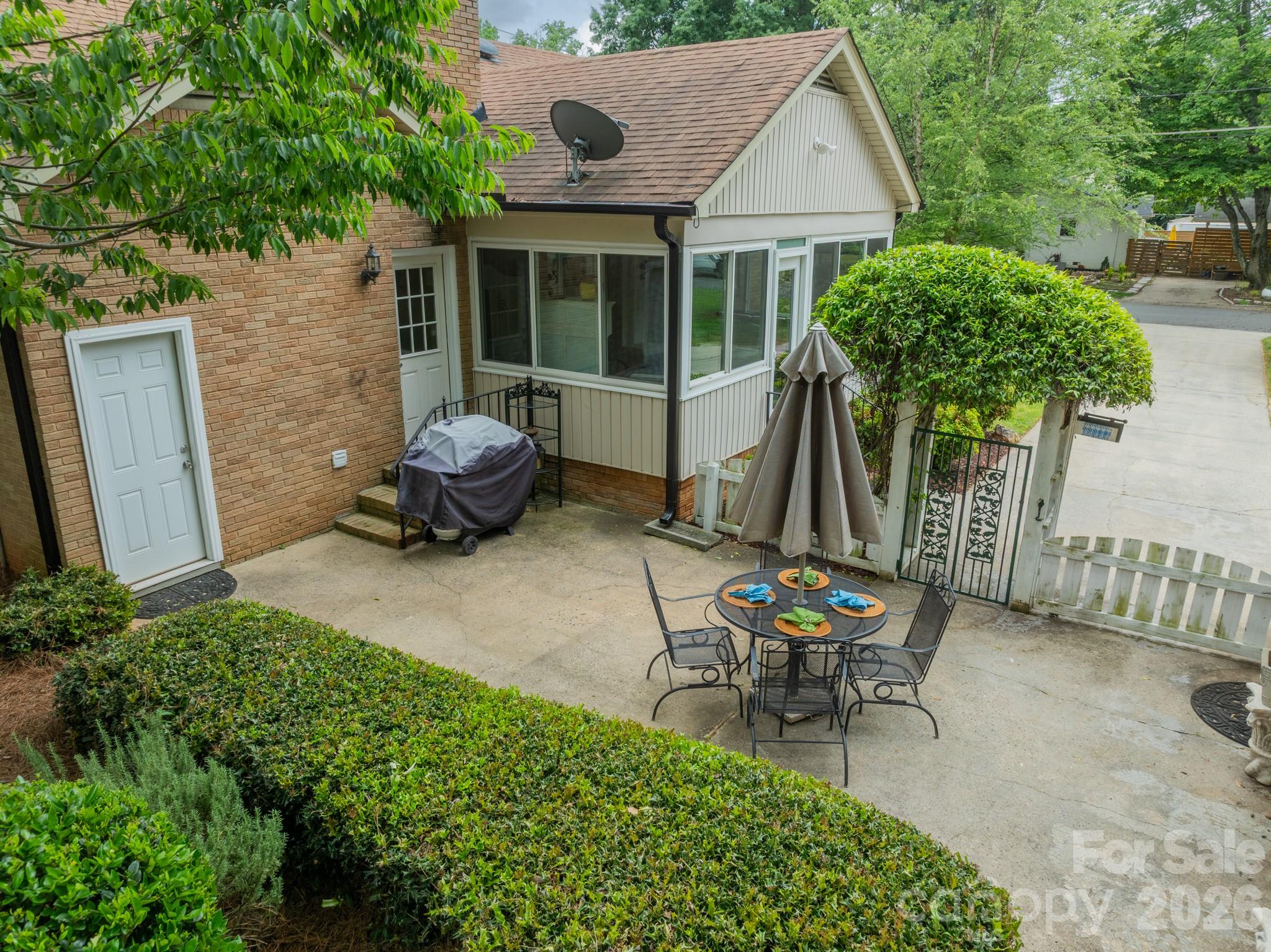 5522 Sharon Rd, Charlotte, NC 28210