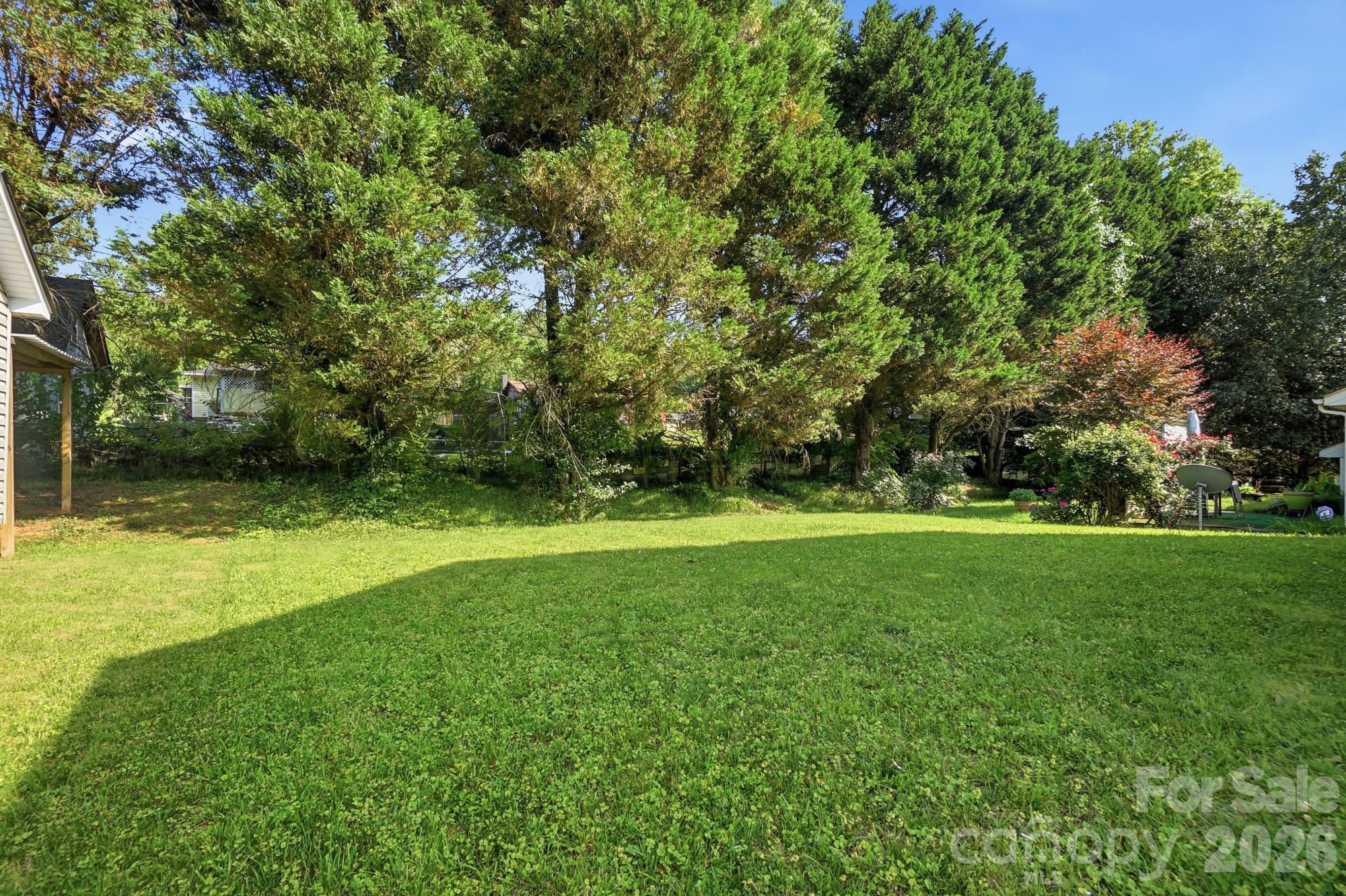 1135 Stonehenge Ln, Charlotte, NC 28216