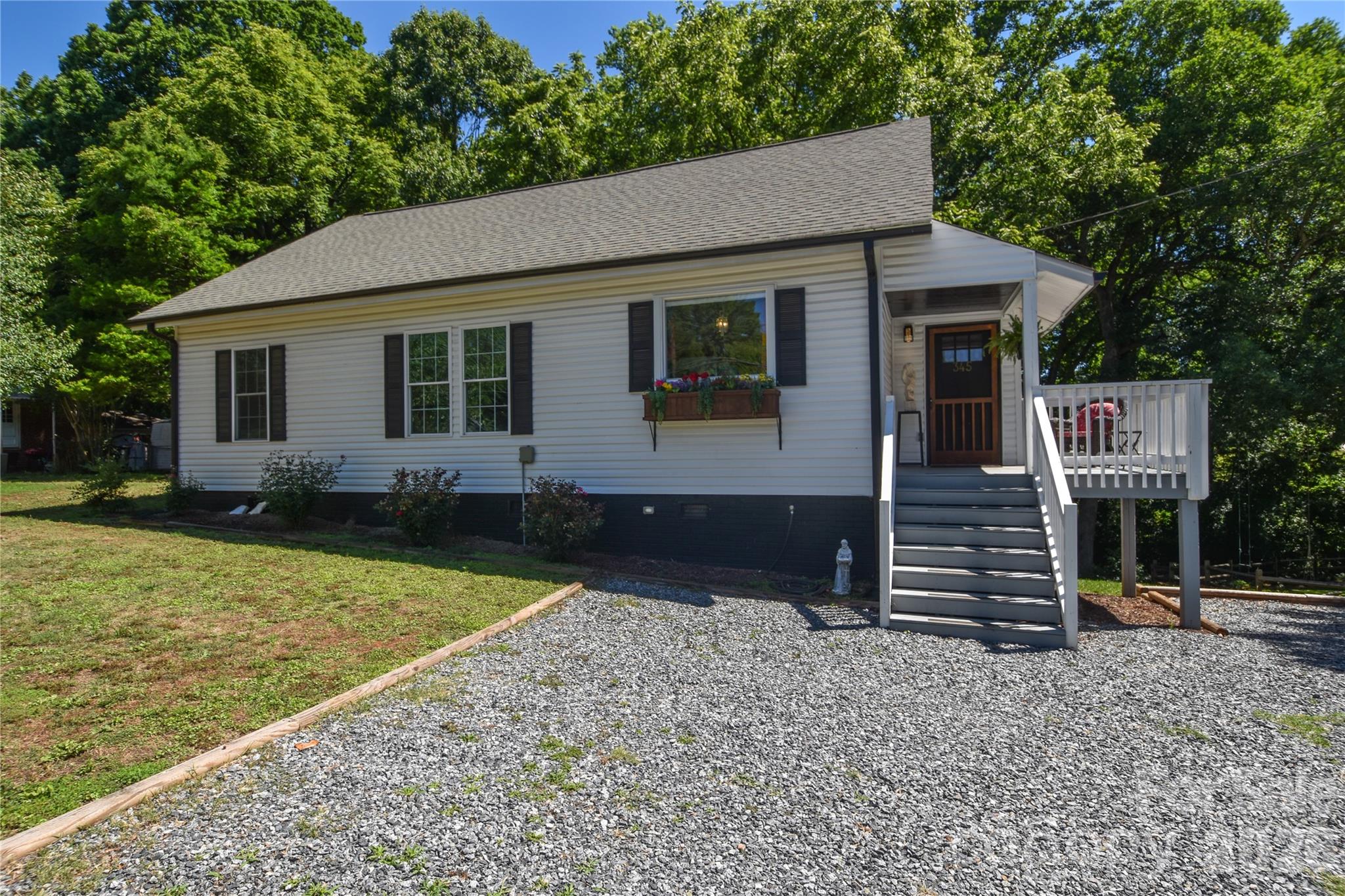 345 W Lowrance Ave, Mooresville, NC 28115