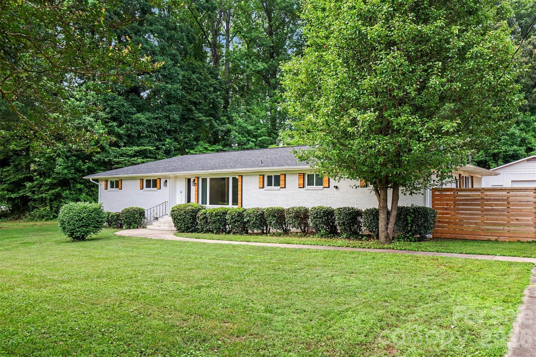 7048 Delta Lake Dr, Charlotte, NC 28215