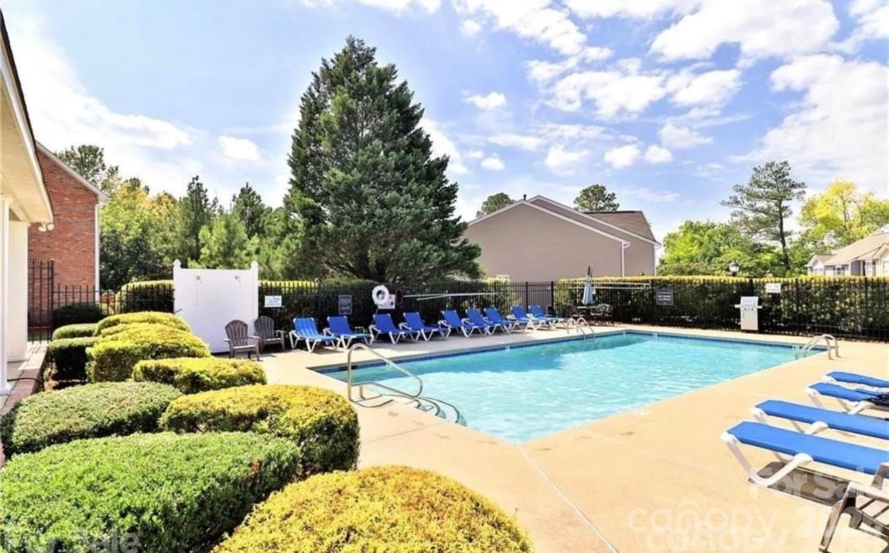 6918 Misty Pine Ln, Charlotte, NC 28217