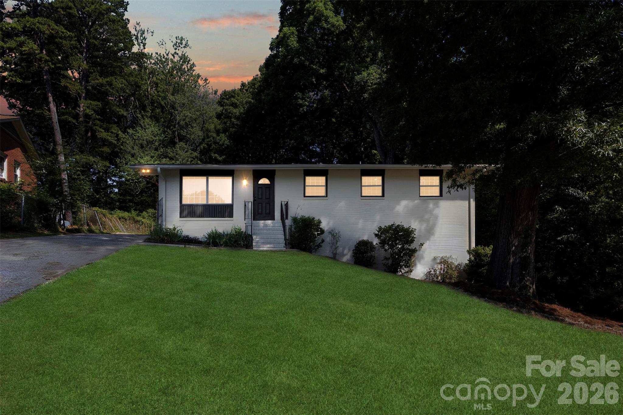 1047 White Plains Rd, Charlotte, NC 28213
