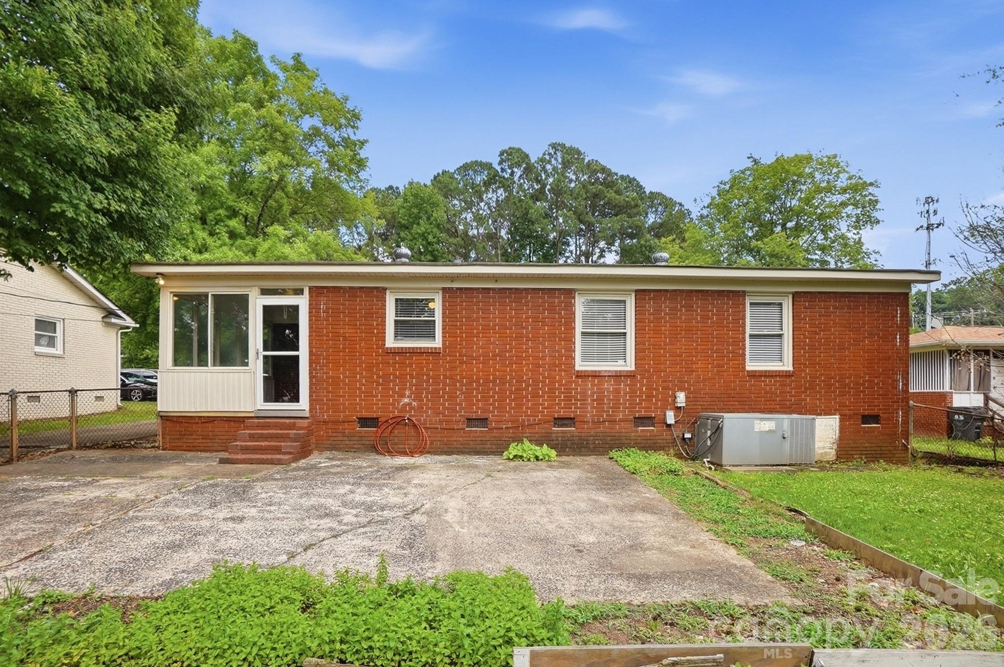 2032 Eastway Dr, Charlotte, NC 28205