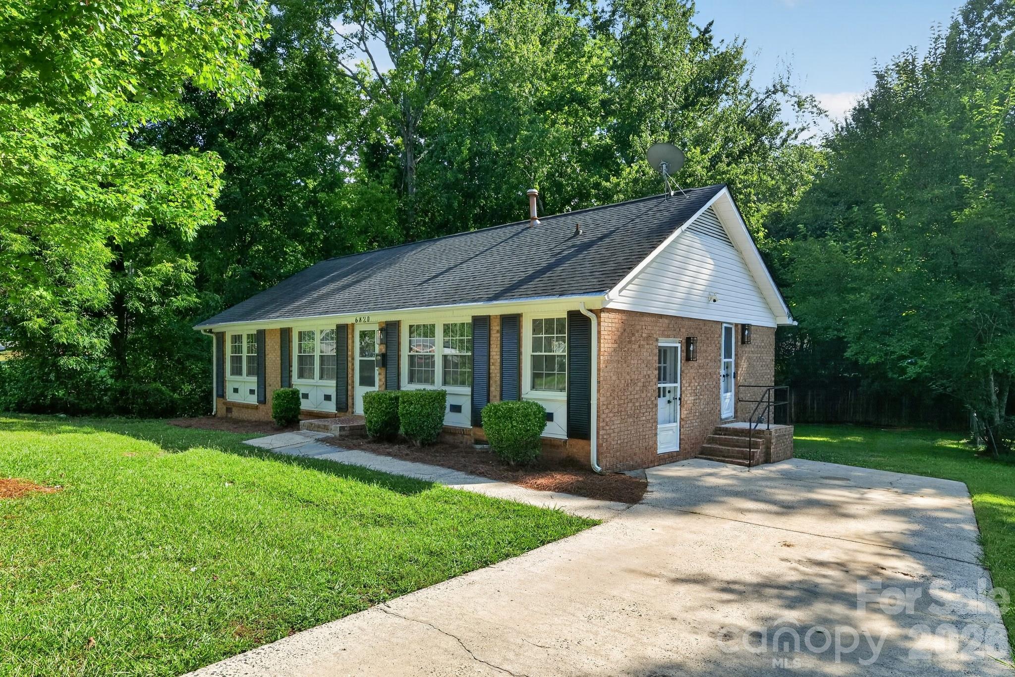 6820 Barrington Dr, Charlotte, NC 28215
