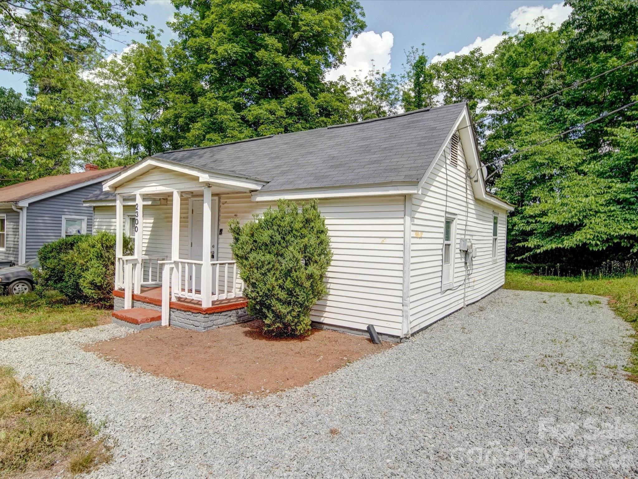 2300 Kennesaw Dr, Charlotte, NC 28216