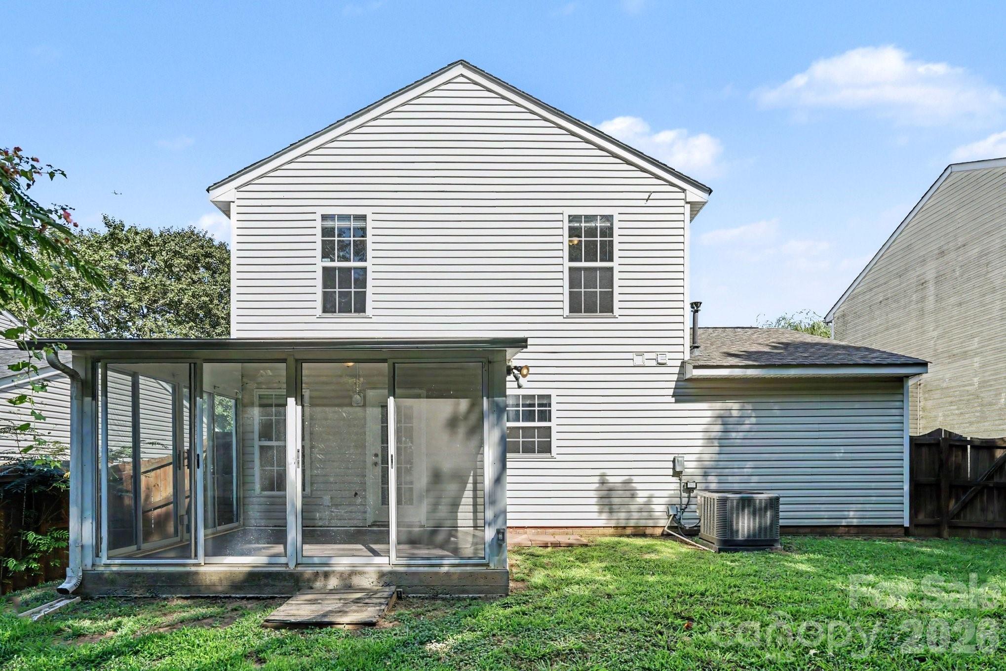 1029 Jordans Pond Ln, Charlotte, NC 28214