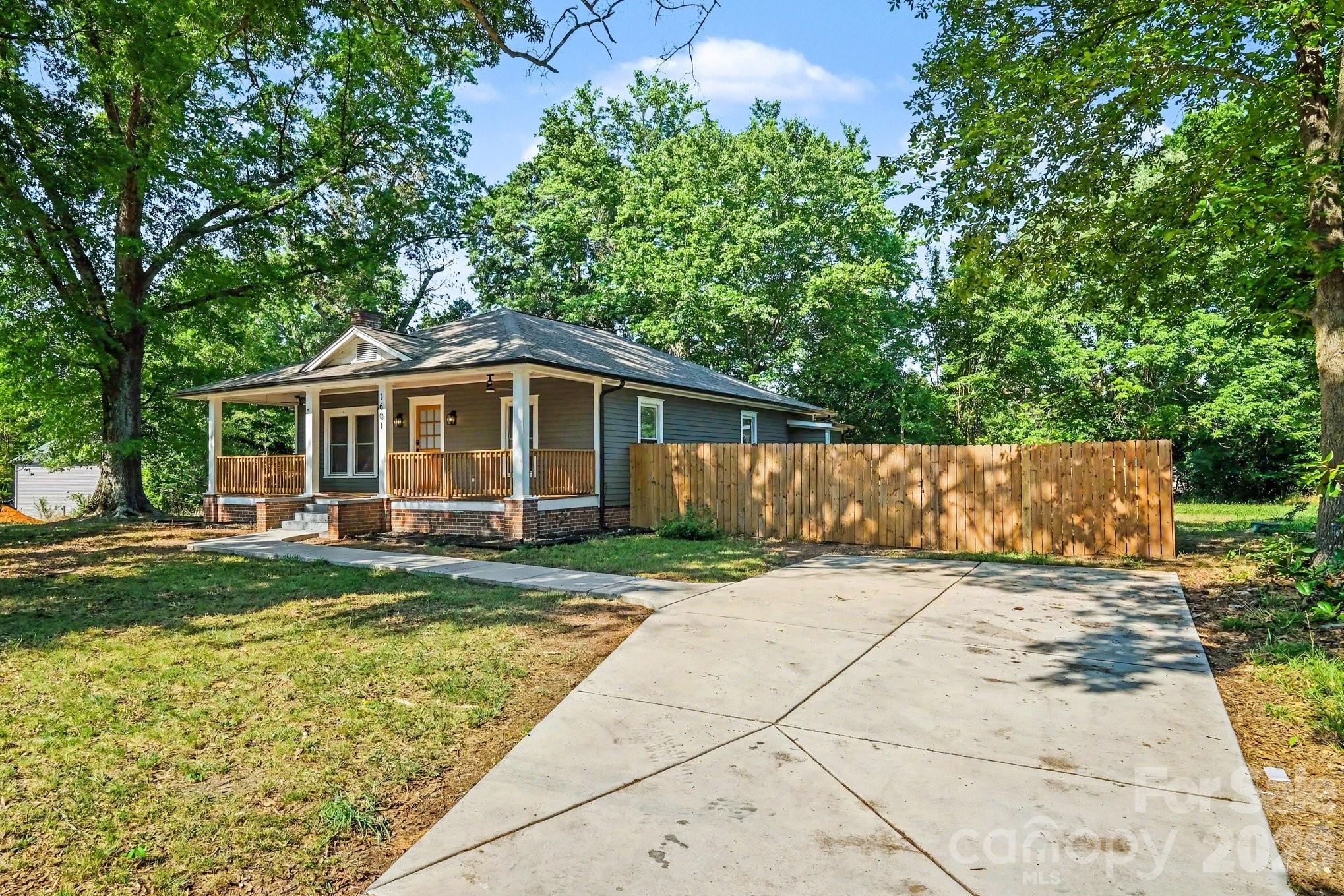 1601 Lawing Rd, Charlotte, NC 28216