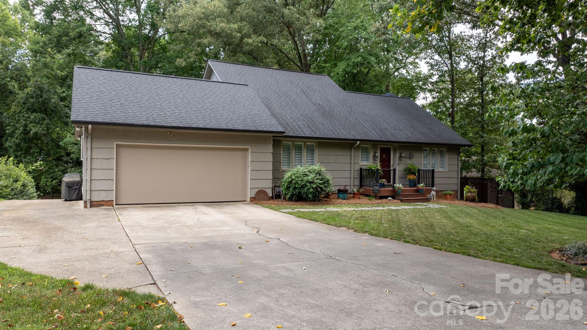 446 17th Avenue Dr NE, Hickory, NC 28601