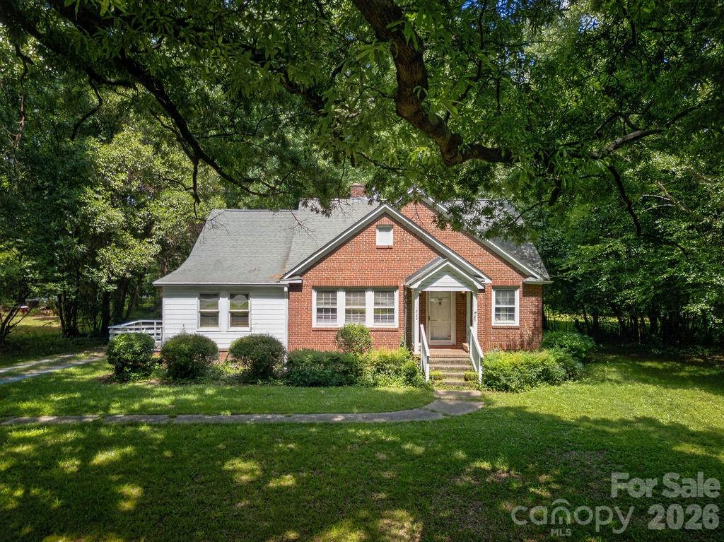 1822 W Sugar Creek Rd, Charlotte, NC 28262