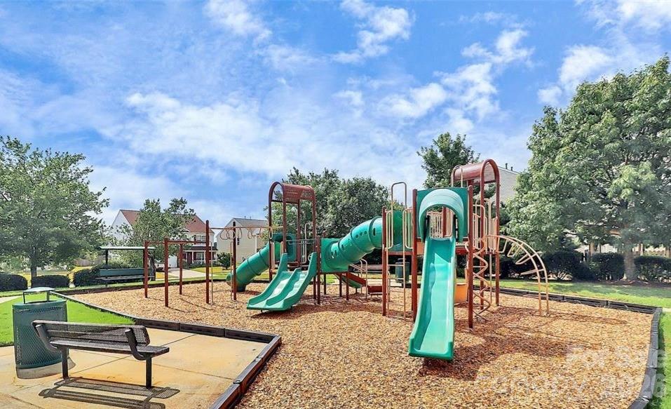 10912 Thousand Oaks Dr, Huntersville, NC 28078