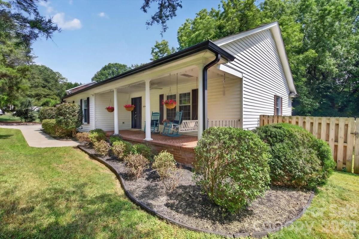 4124 Bridgewood Ln, Charlotte, NC 28226