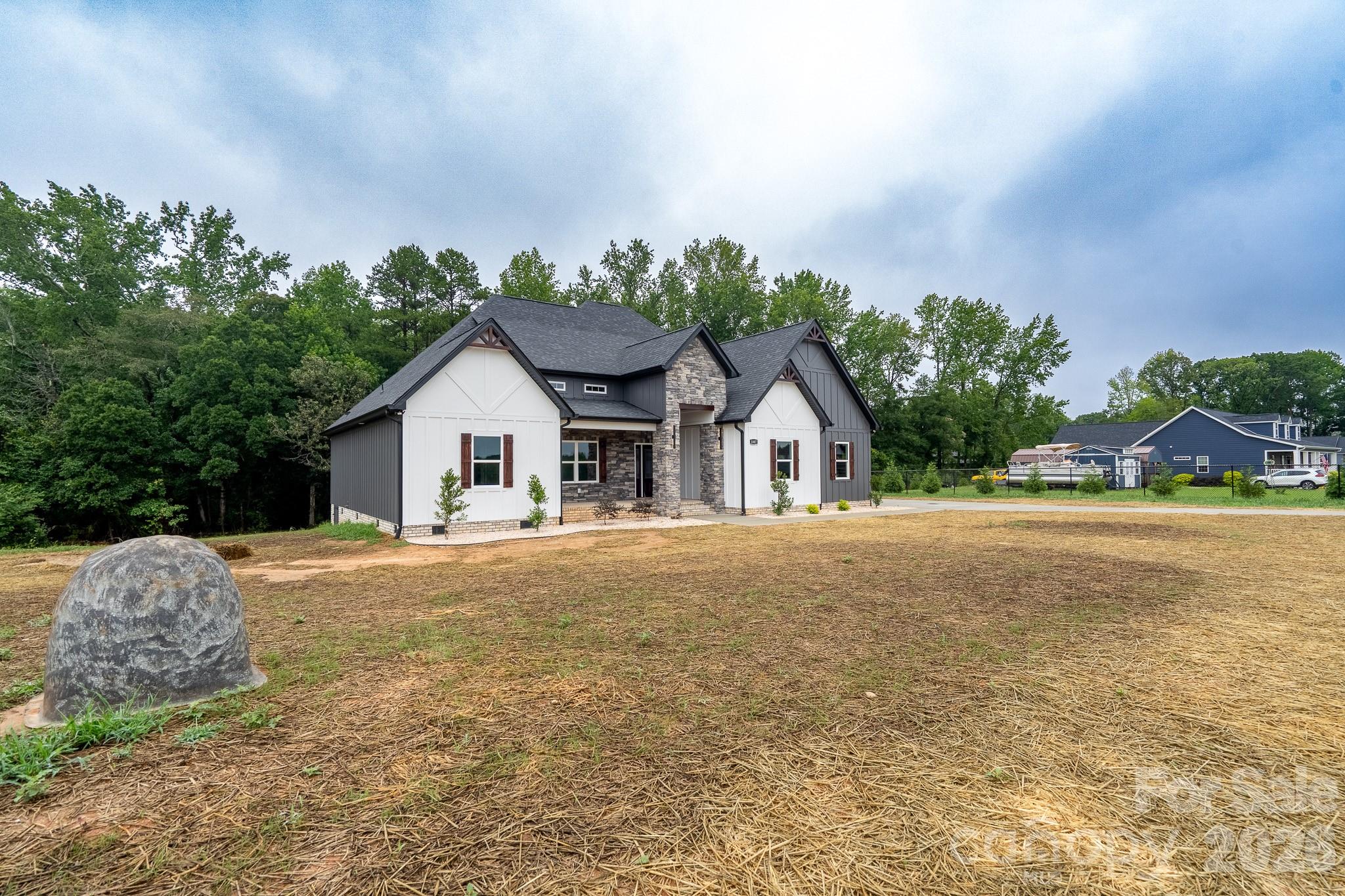 1007 Harrogate Dr, Bessemer City, NC 28016