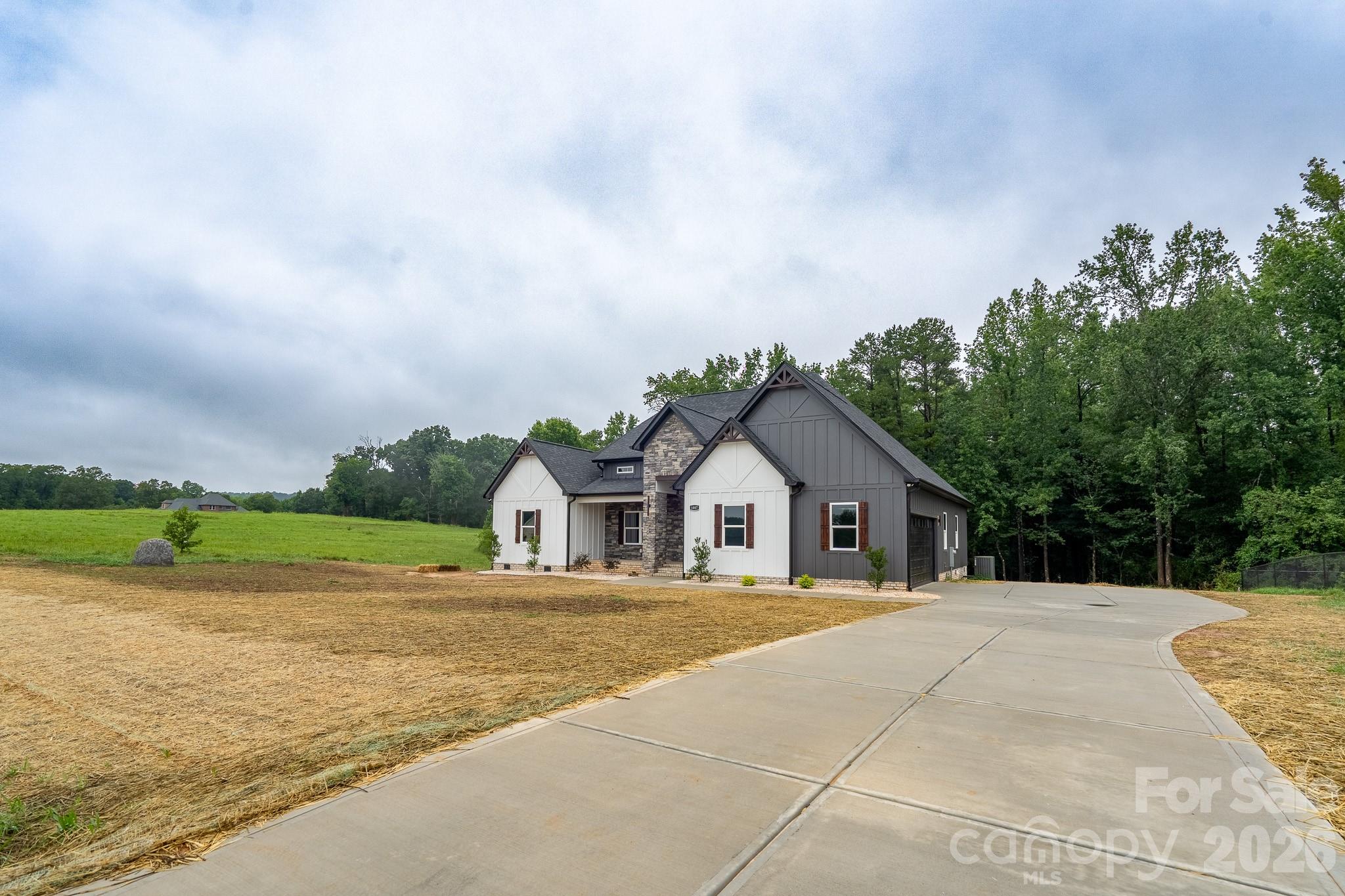1007 Harrogate Dr, Bessemer City, NC 28016