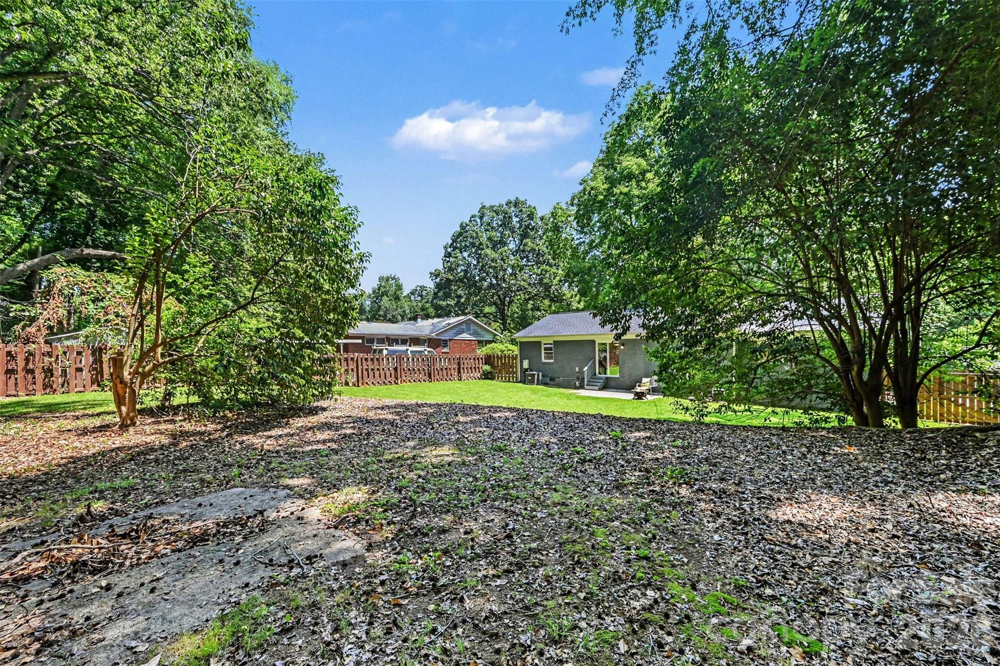 1027 Dresden Dr W, Charlotte, NC 28205