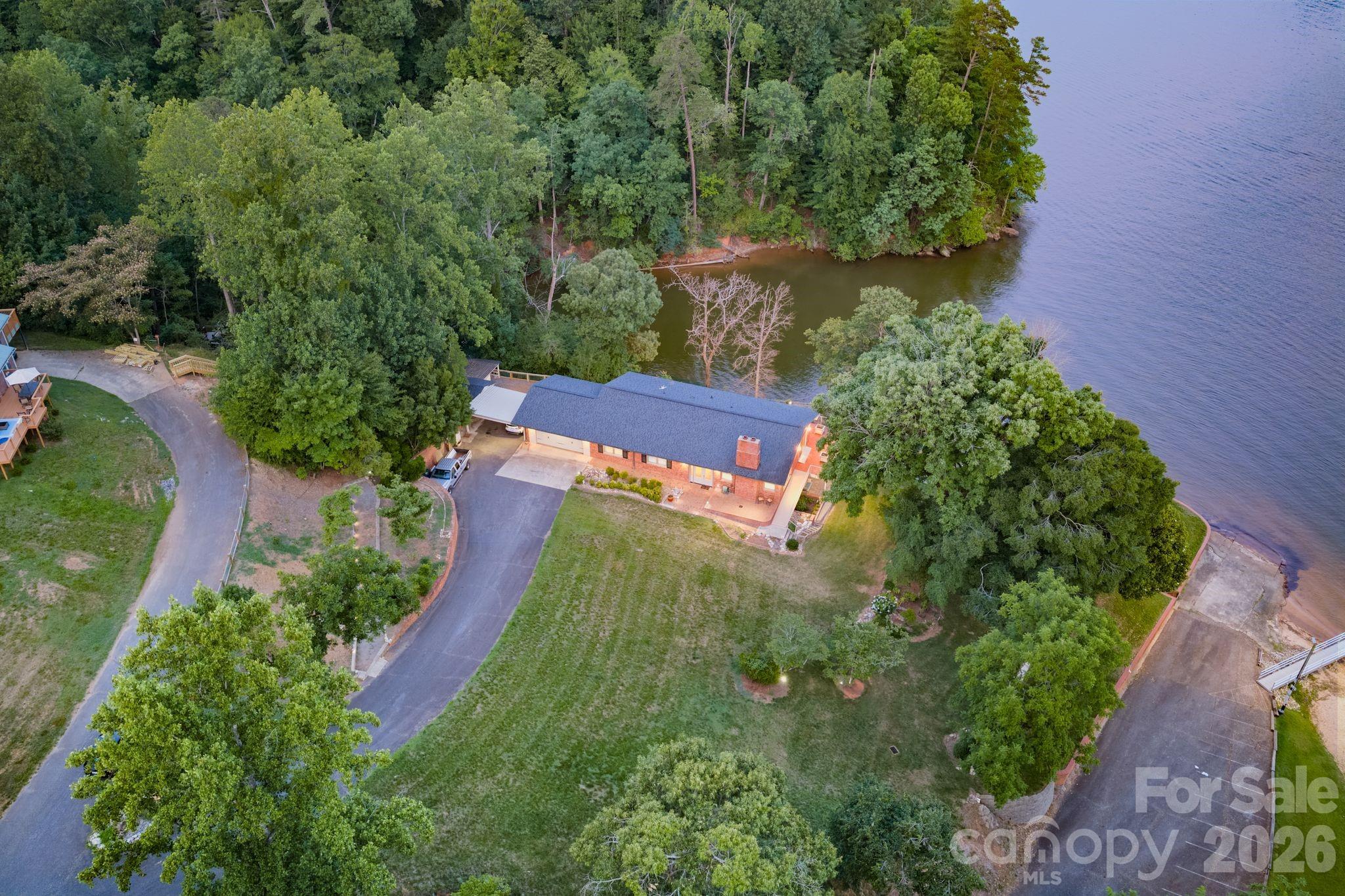 6296 Southlake Dr, Hickory, NC 28601