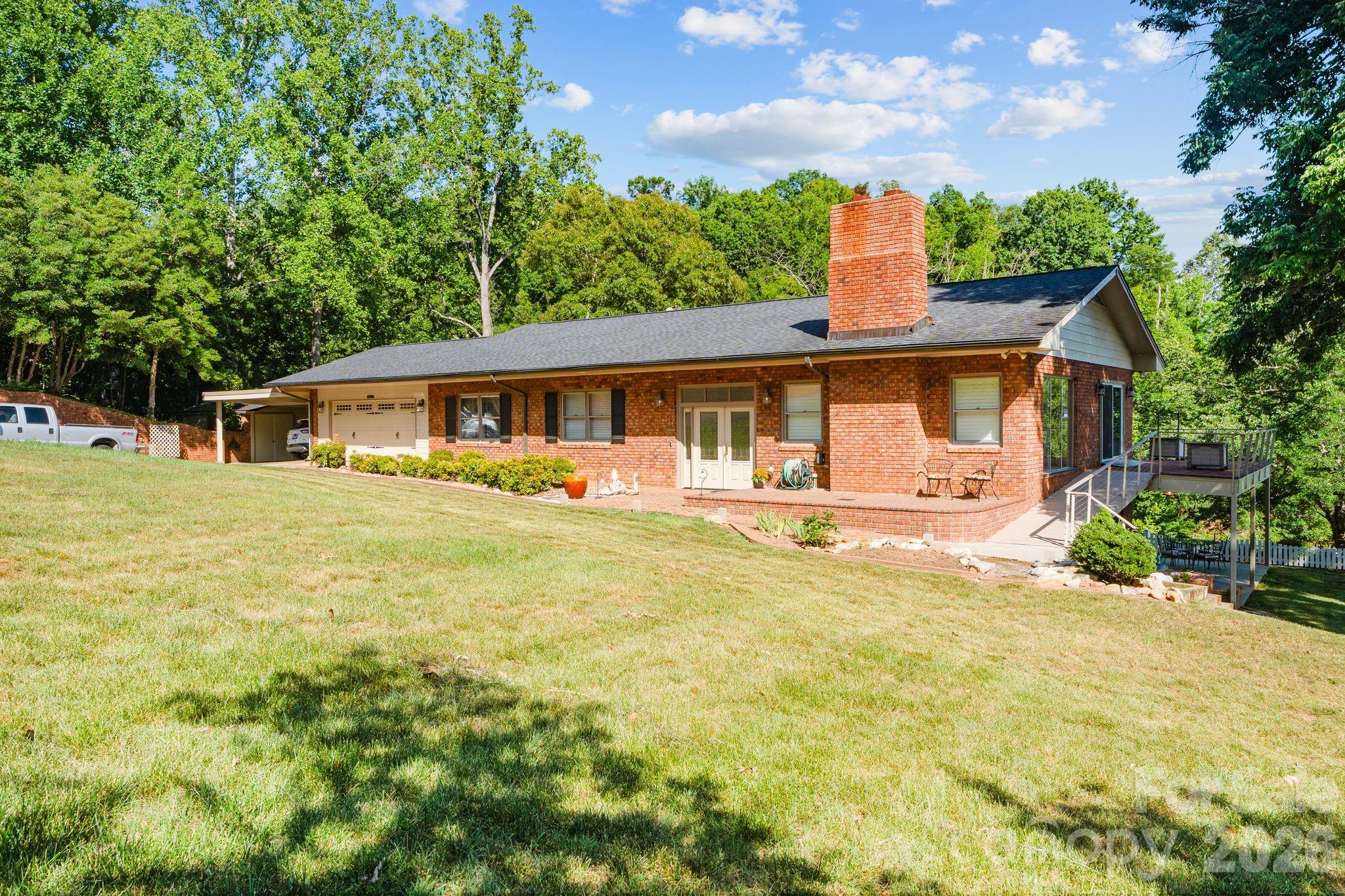 6296 Southlake Dr, Hickory, NC 28601