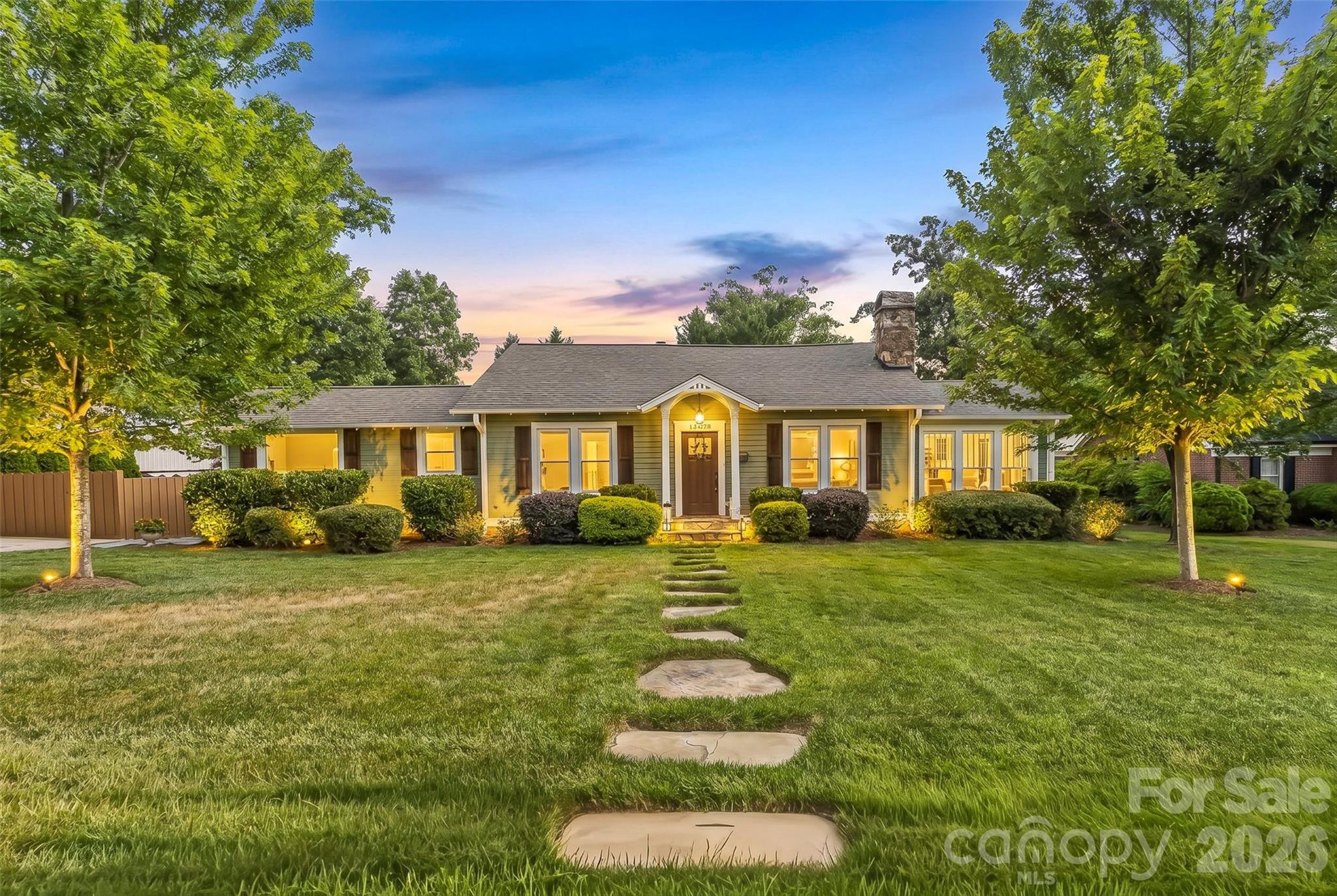 1026 14th Avenue Dr NW, Hickory, NC 28601