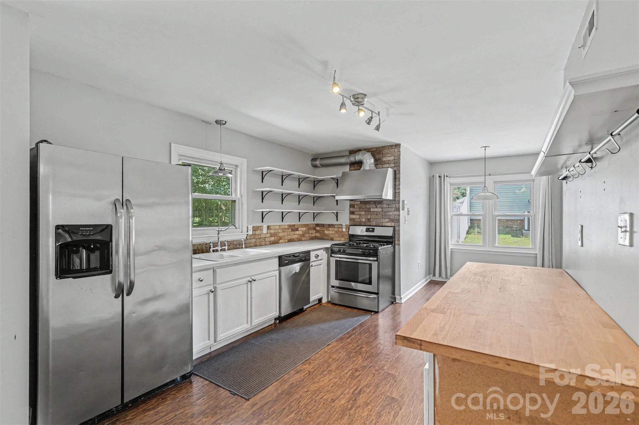 320 Sunnywood Ln, Charlotte, NC 28270