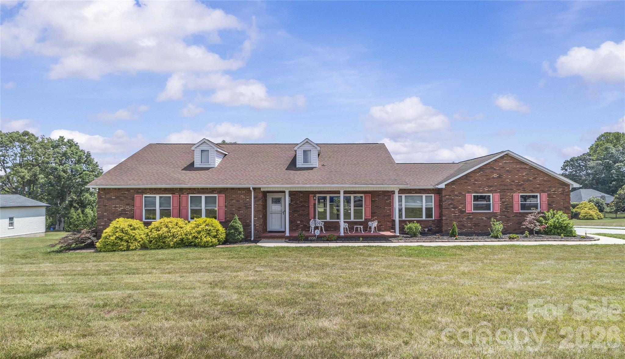 107 Twin Lakes Dr, Statesville, NC 28625