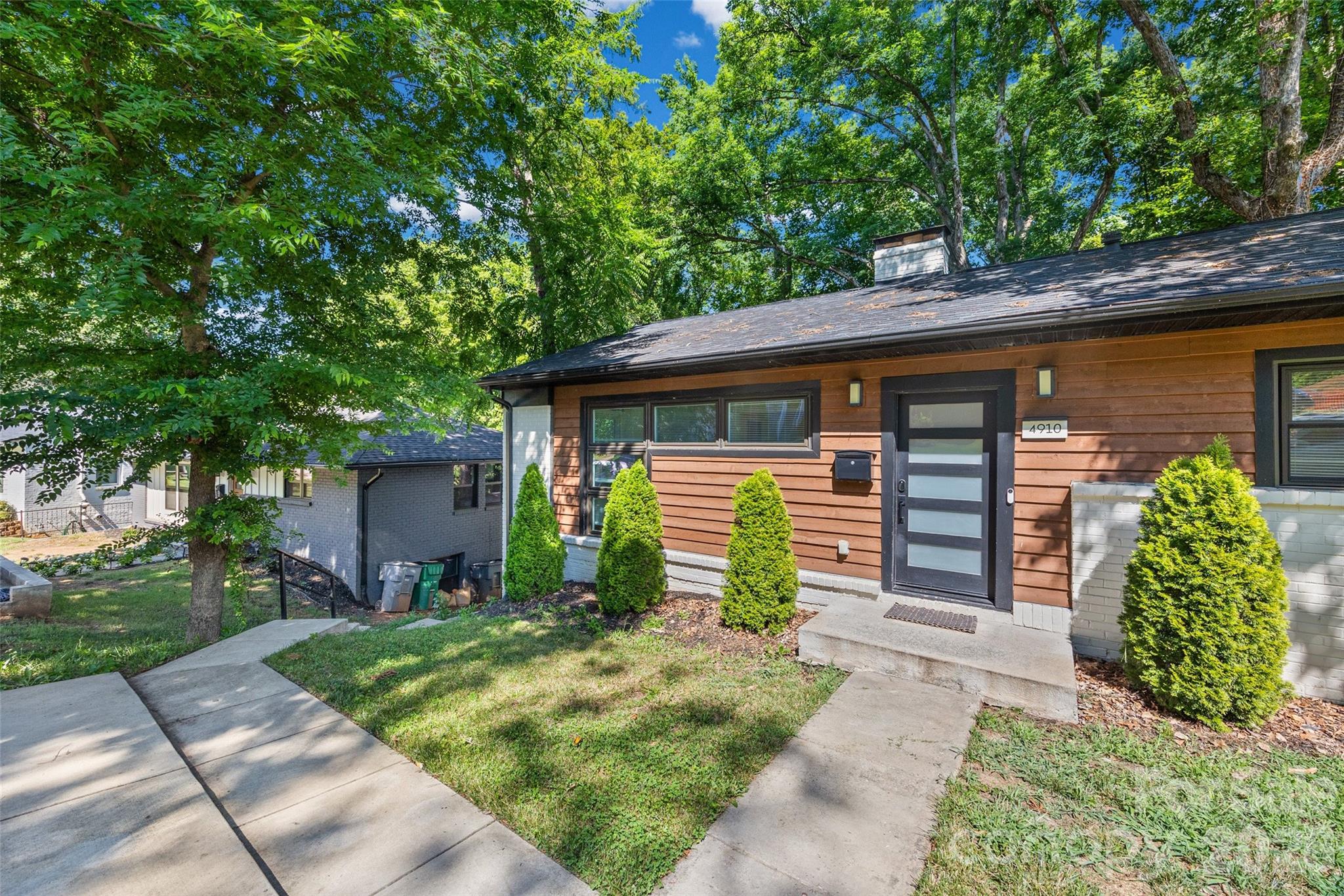 4910 Valley Stream Rd, Charlotte, NC 28209