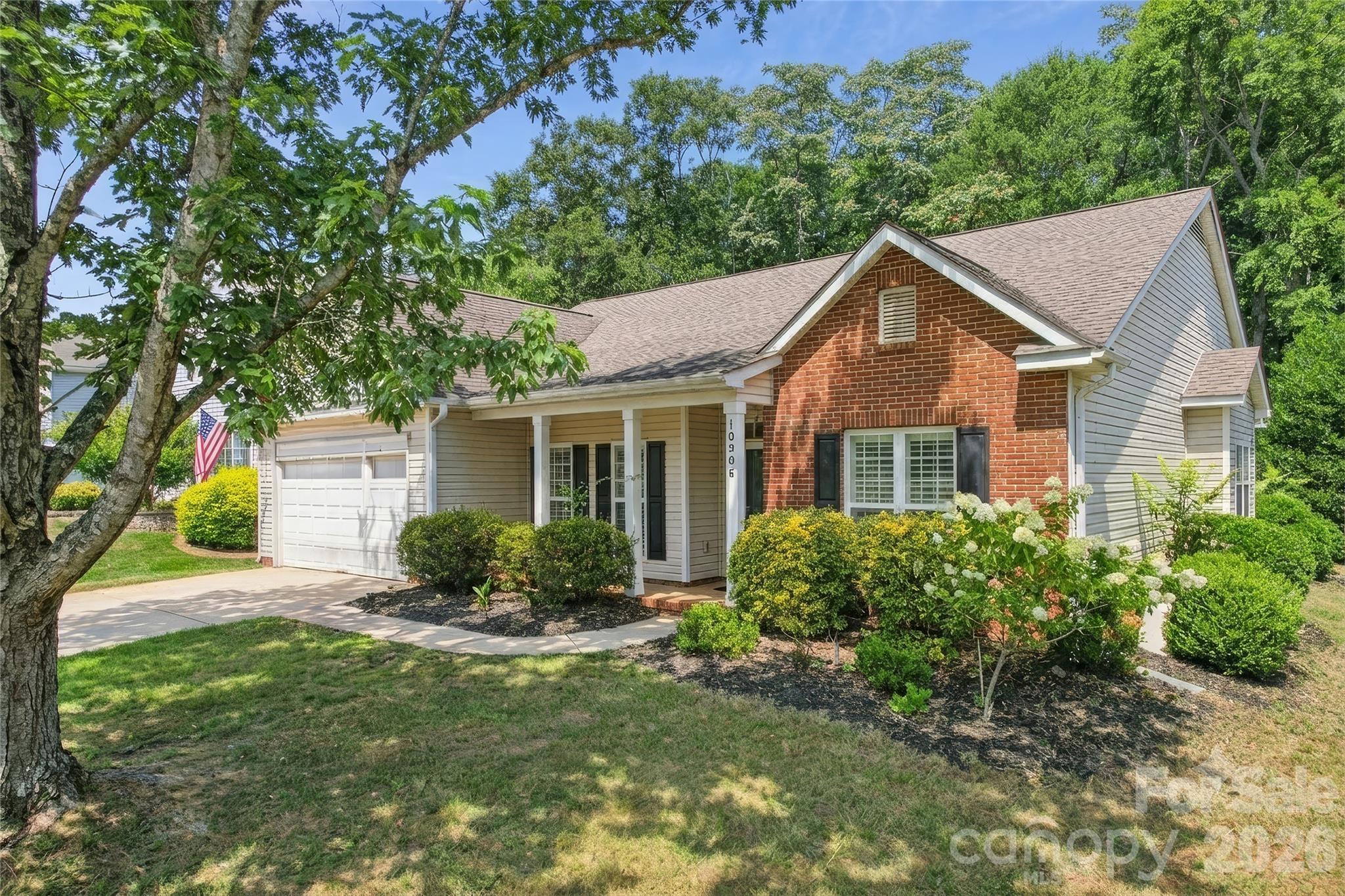 10906 Chamberlain Hall Ct, Charlotte, NC 28277