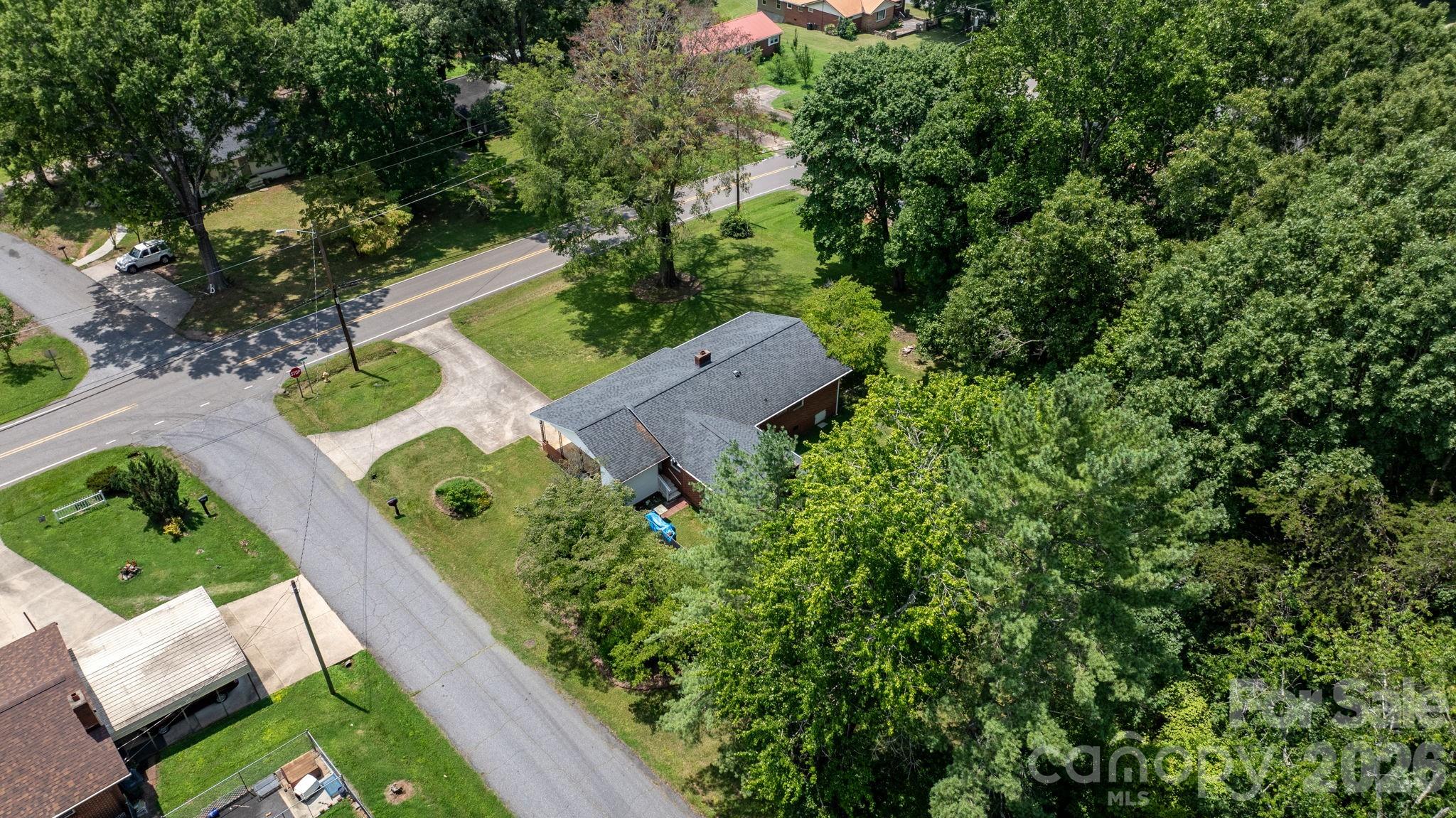 704 4th St SW, Conover, NC 28613