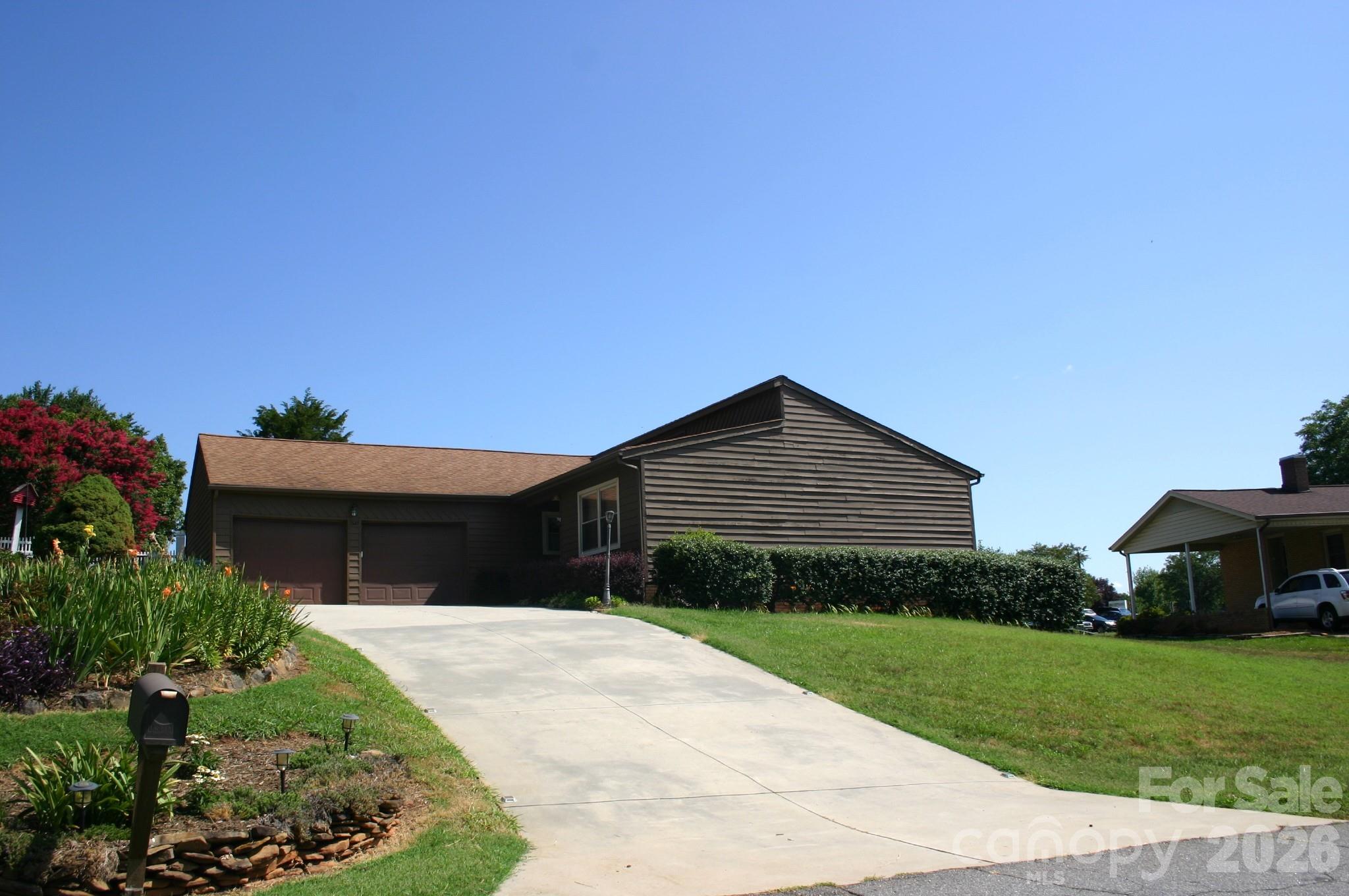 1647 Woodridge Cir, Hickory, NC 28602