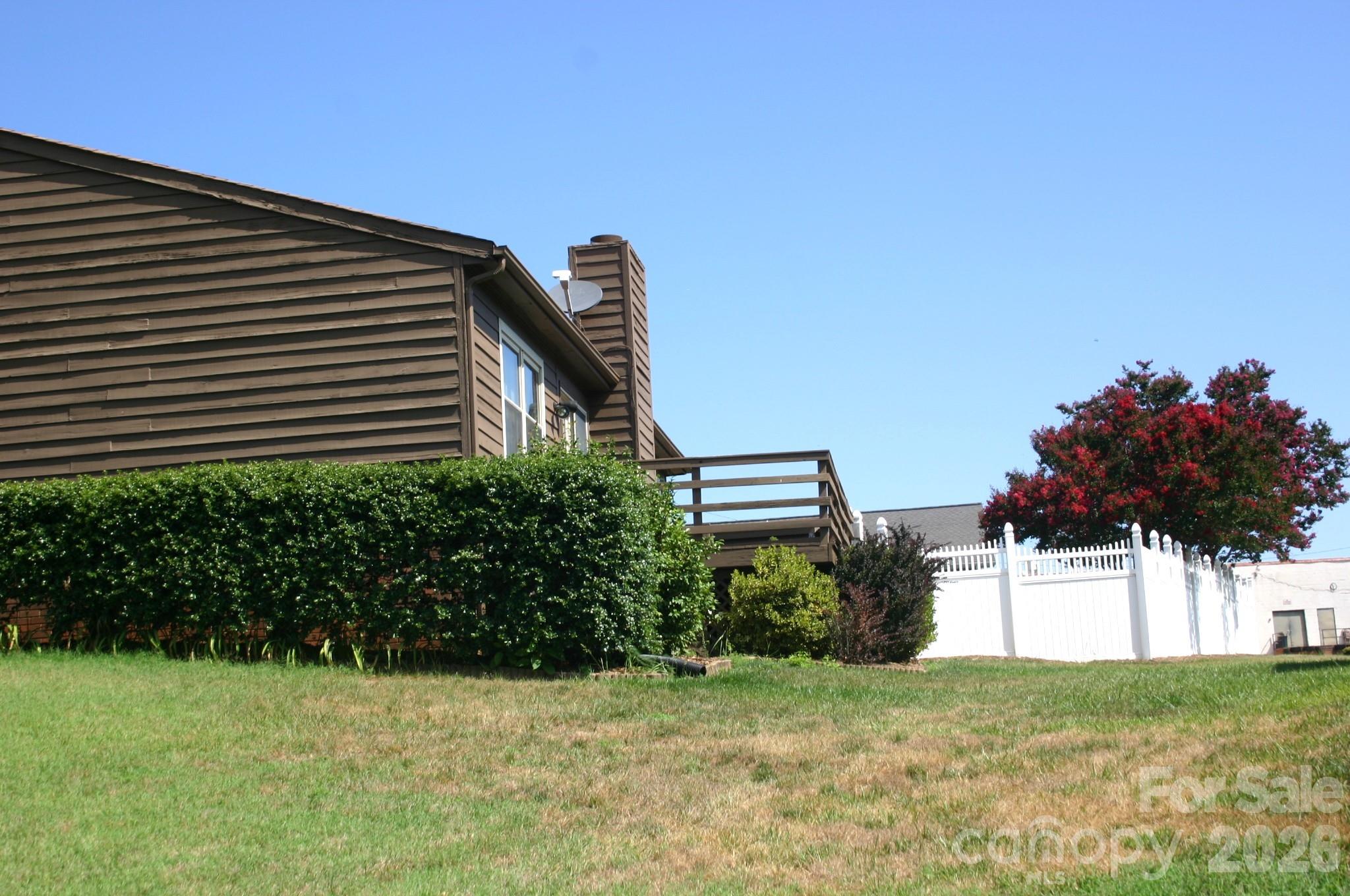 1647 Woodridge Cir, Hickory, NC 28602