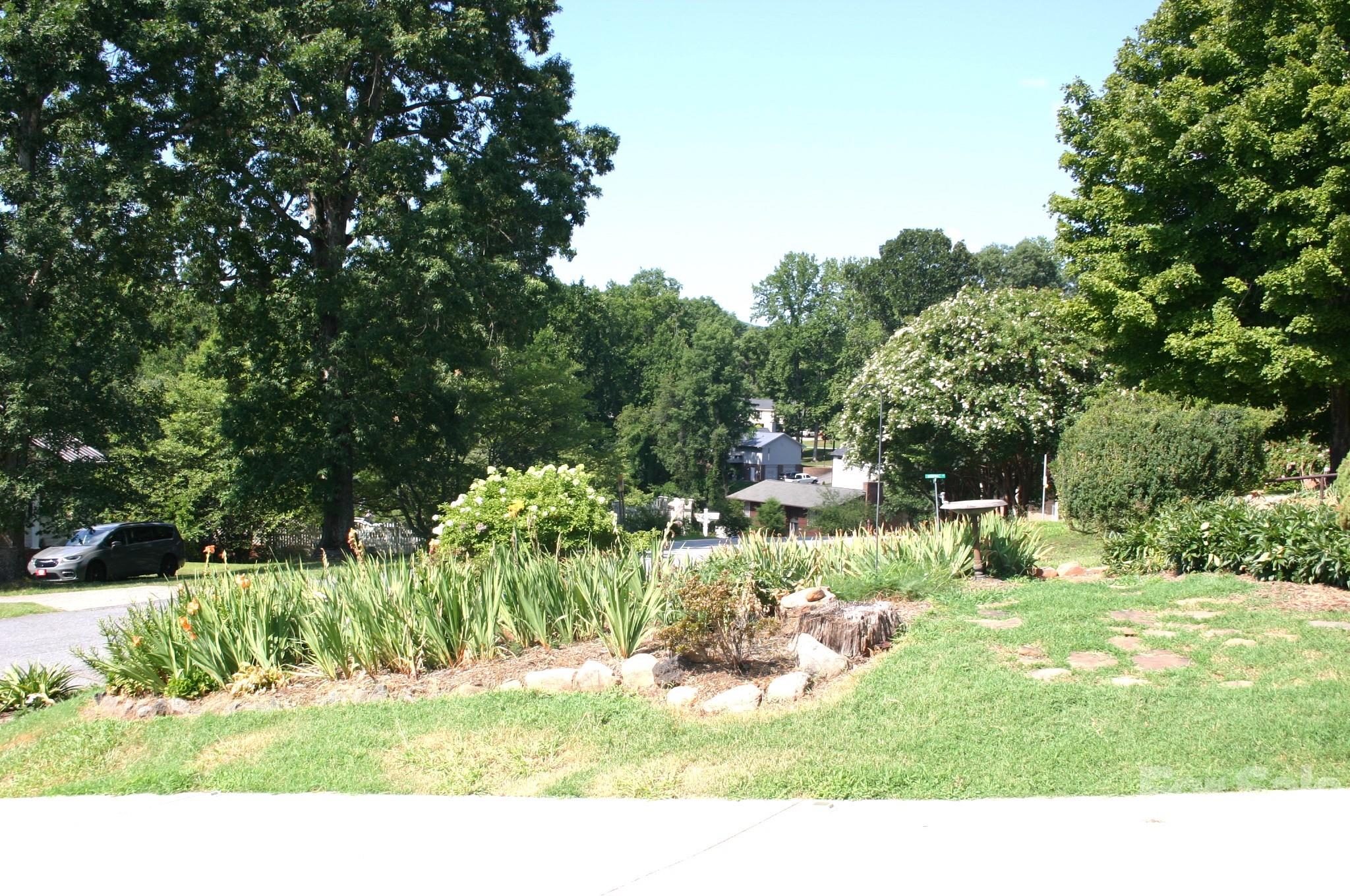 1647 Woodridge Cir, Hickory, NC 28602
