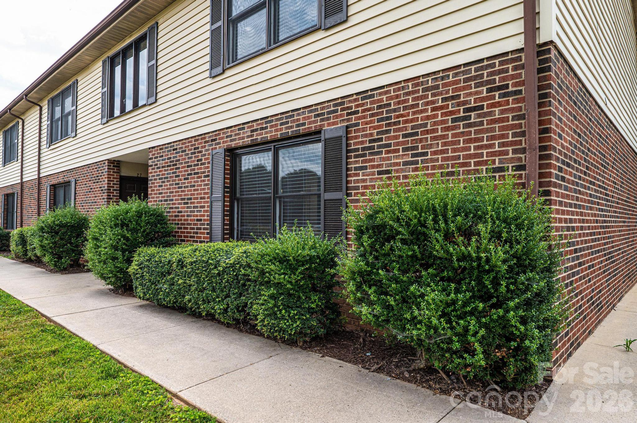525 12th St SW #28, Hickory, NC 28602