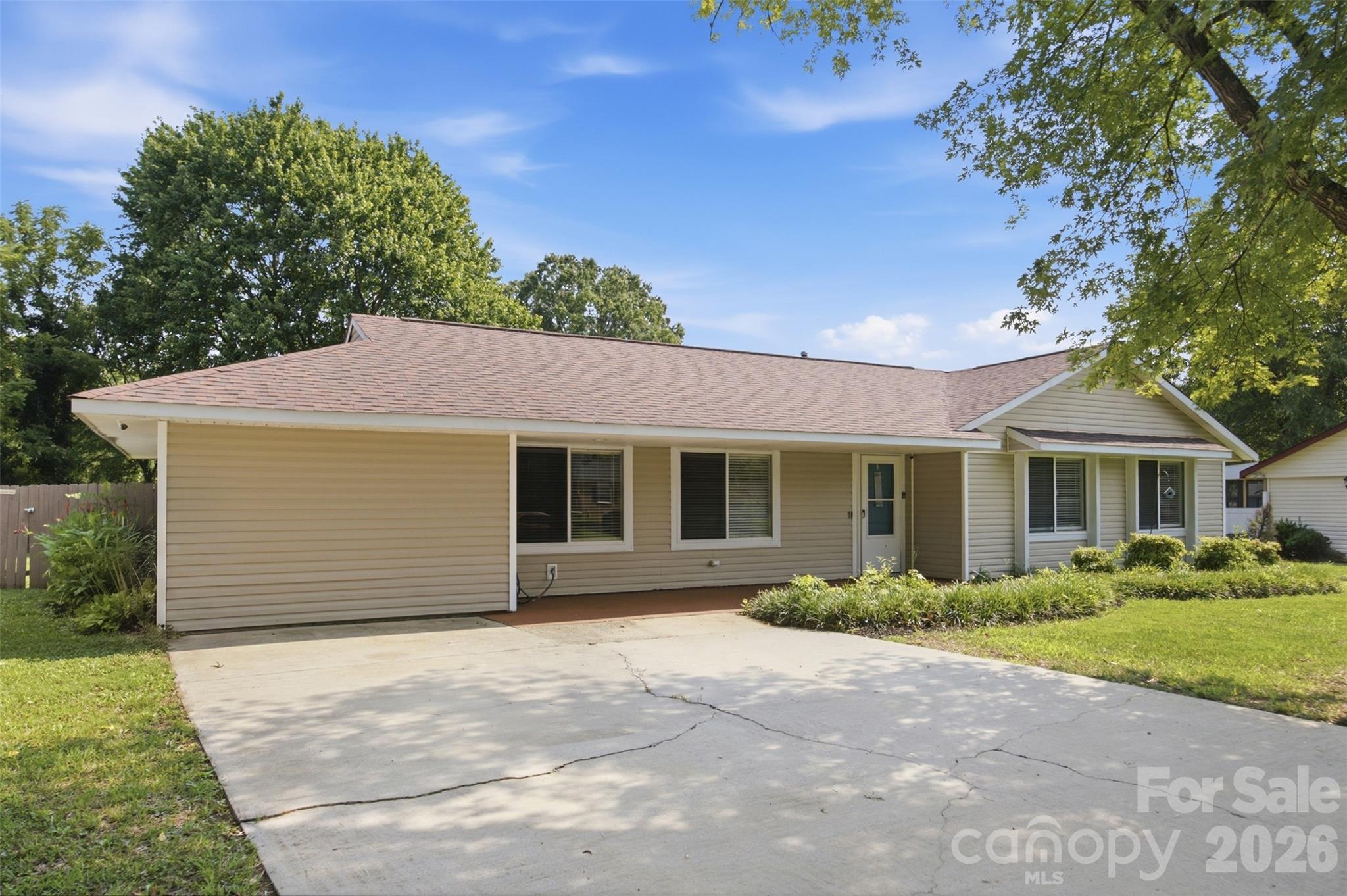 416 King John Cir, Gastonia, NC 28056