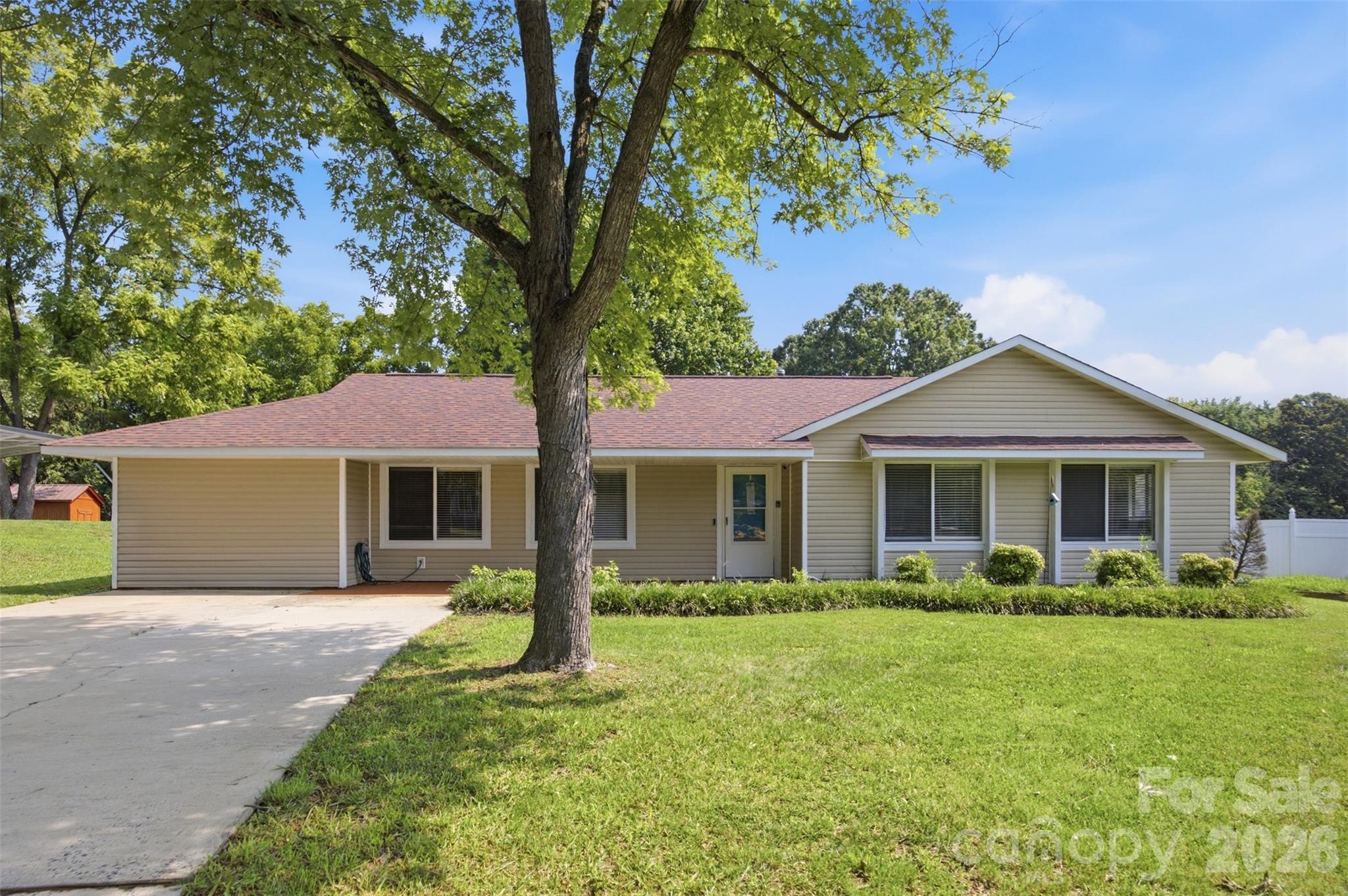 416 King John Cir, Gastonia, NC 28056