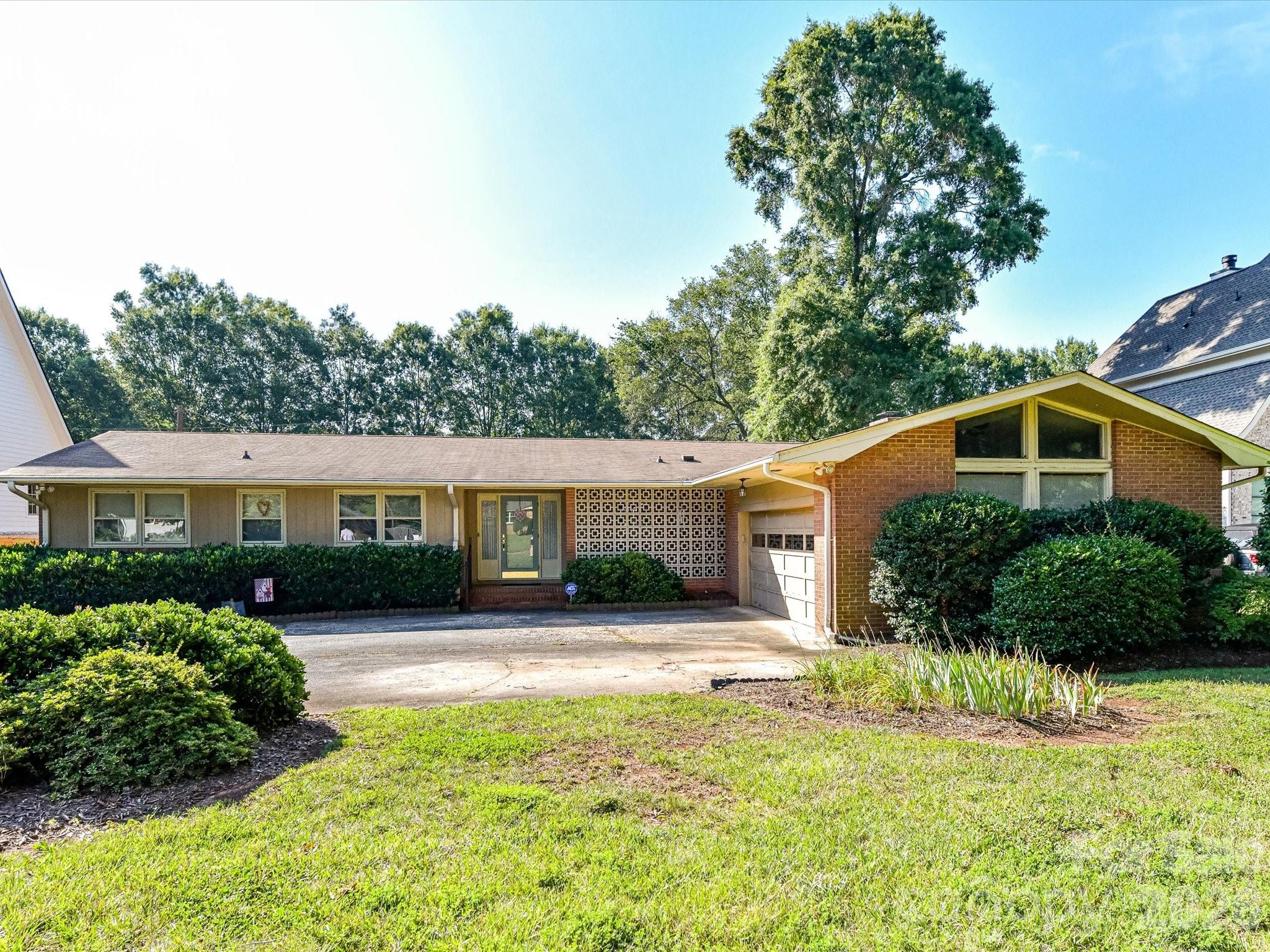 911 Lansdowne Rd, Charlotte, NC 28270