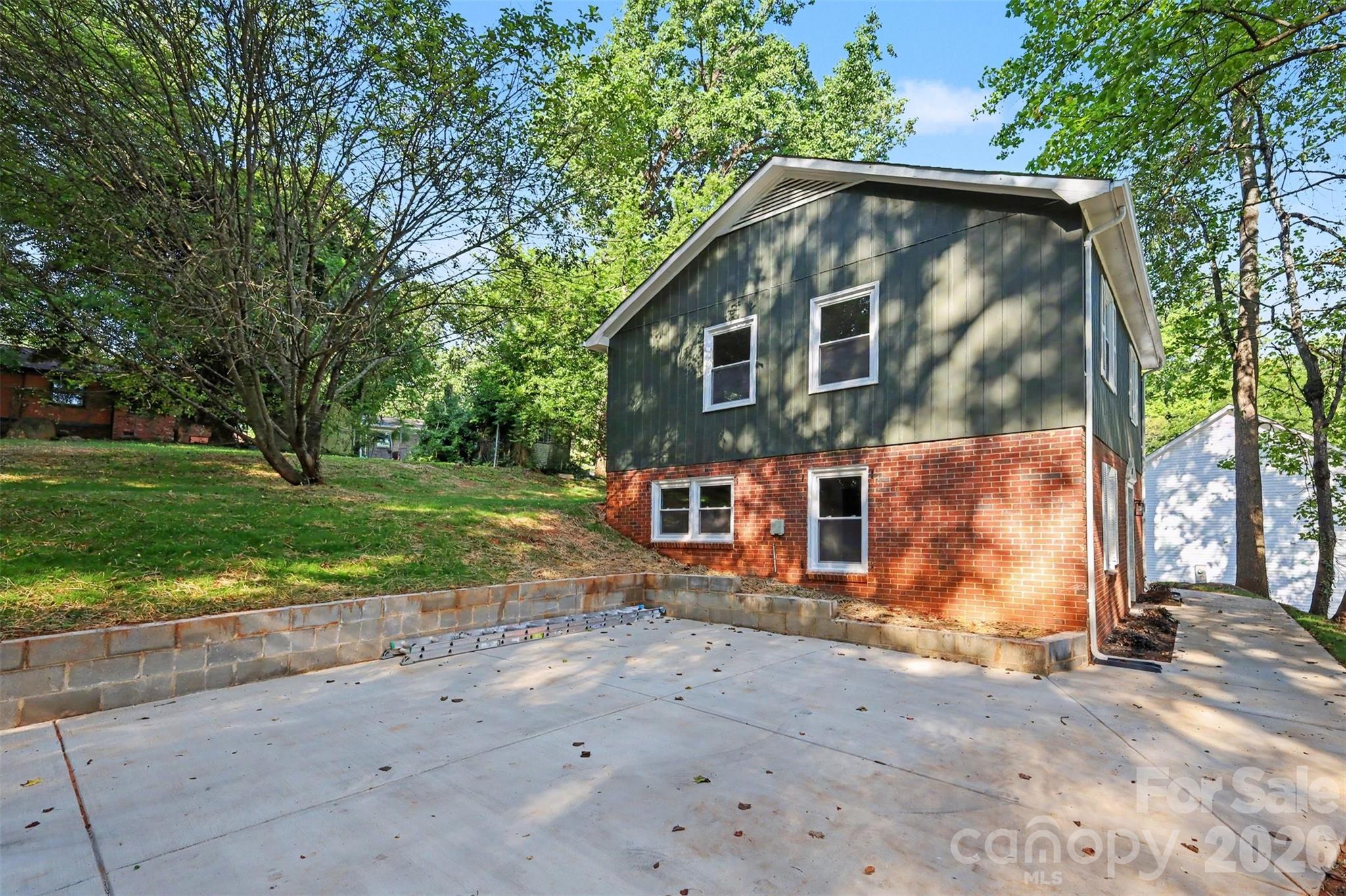 323 Whispering Pines Dr, Charlotte, NC 28217