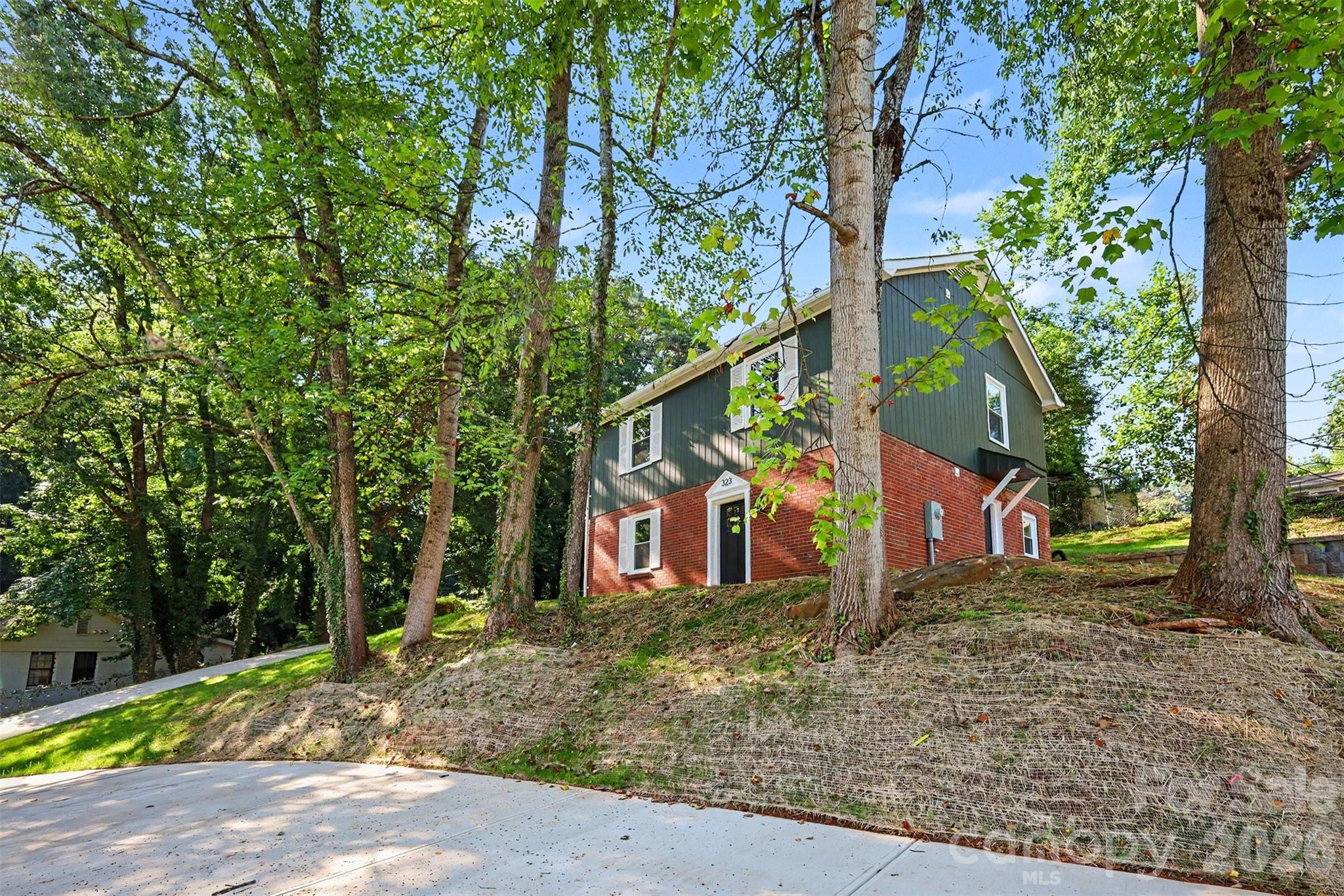 323 Whispering Pines Dr, Charlotte, NC 28217