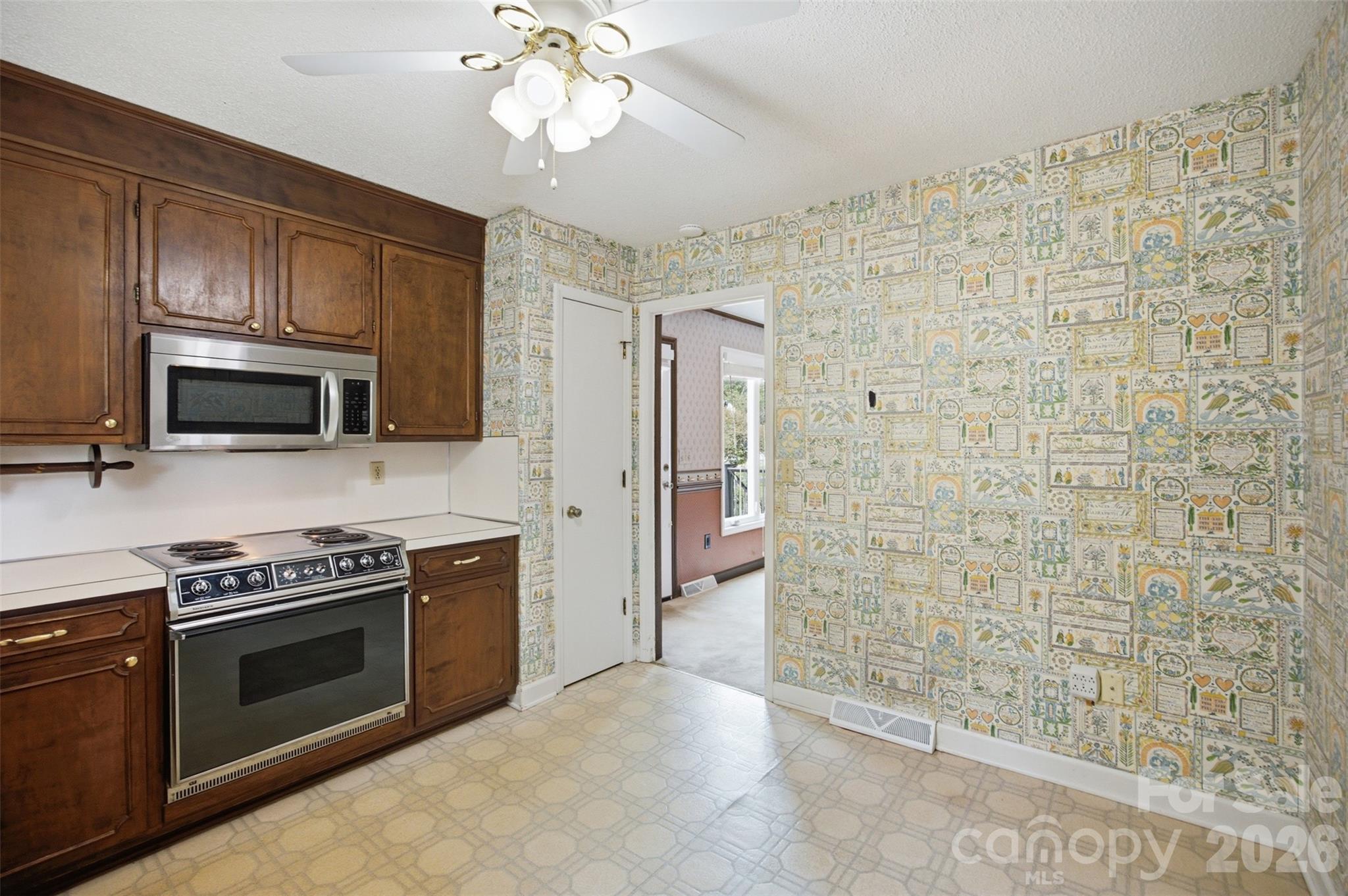 3721 9th Street Dr NE, Hickory, NC 28601