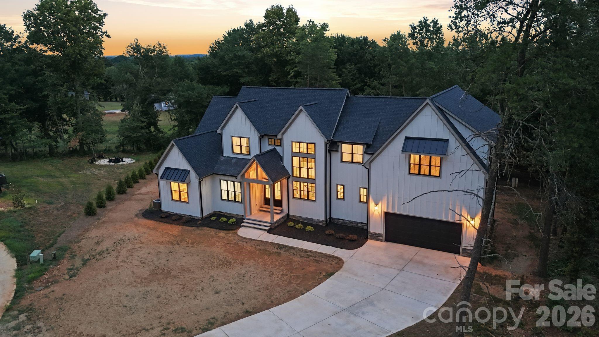 301 Spanish Oak Ln, Gastonia, NC 28056