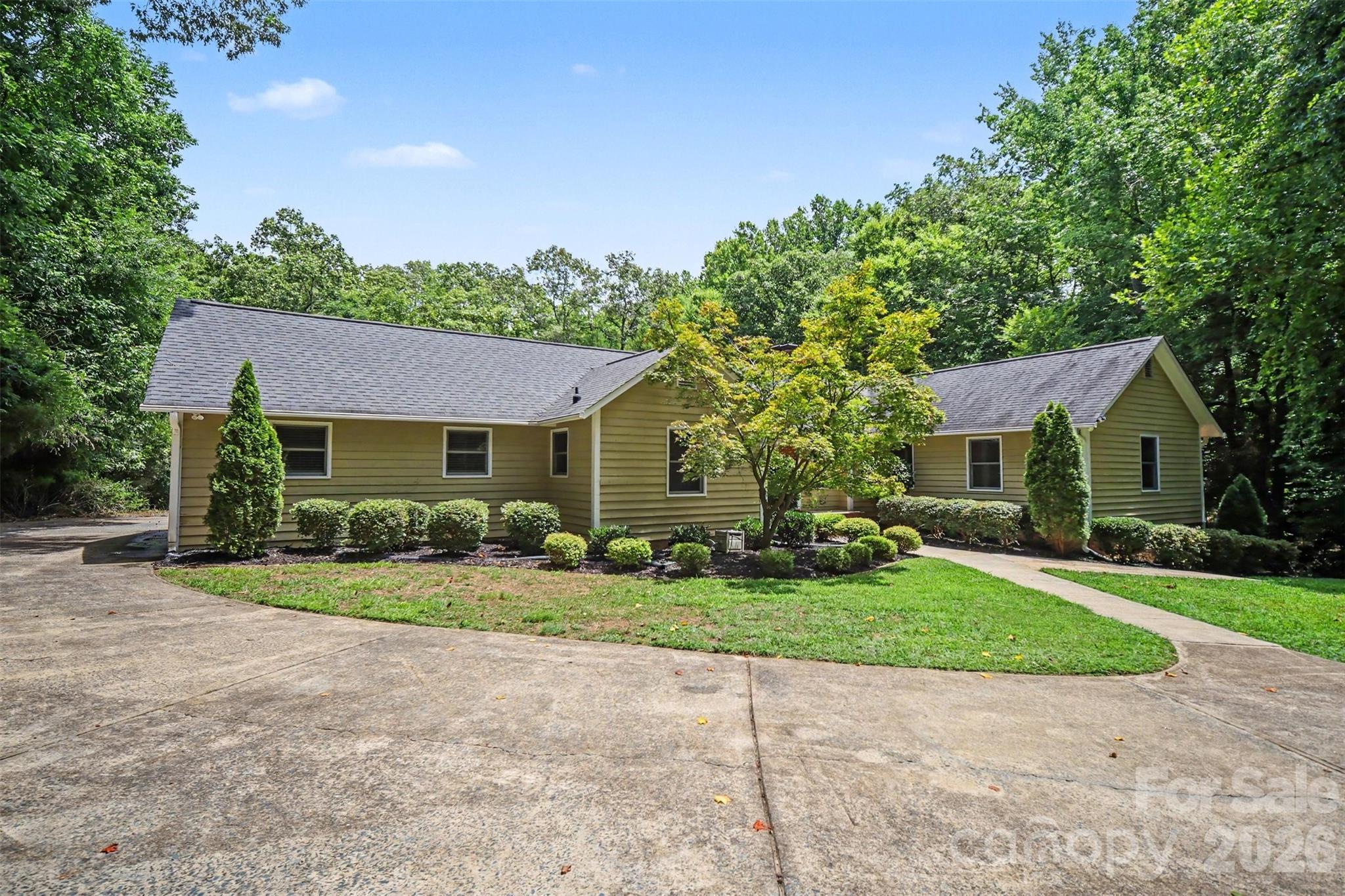 519 Raintree Dr, Matthews, NC 28104