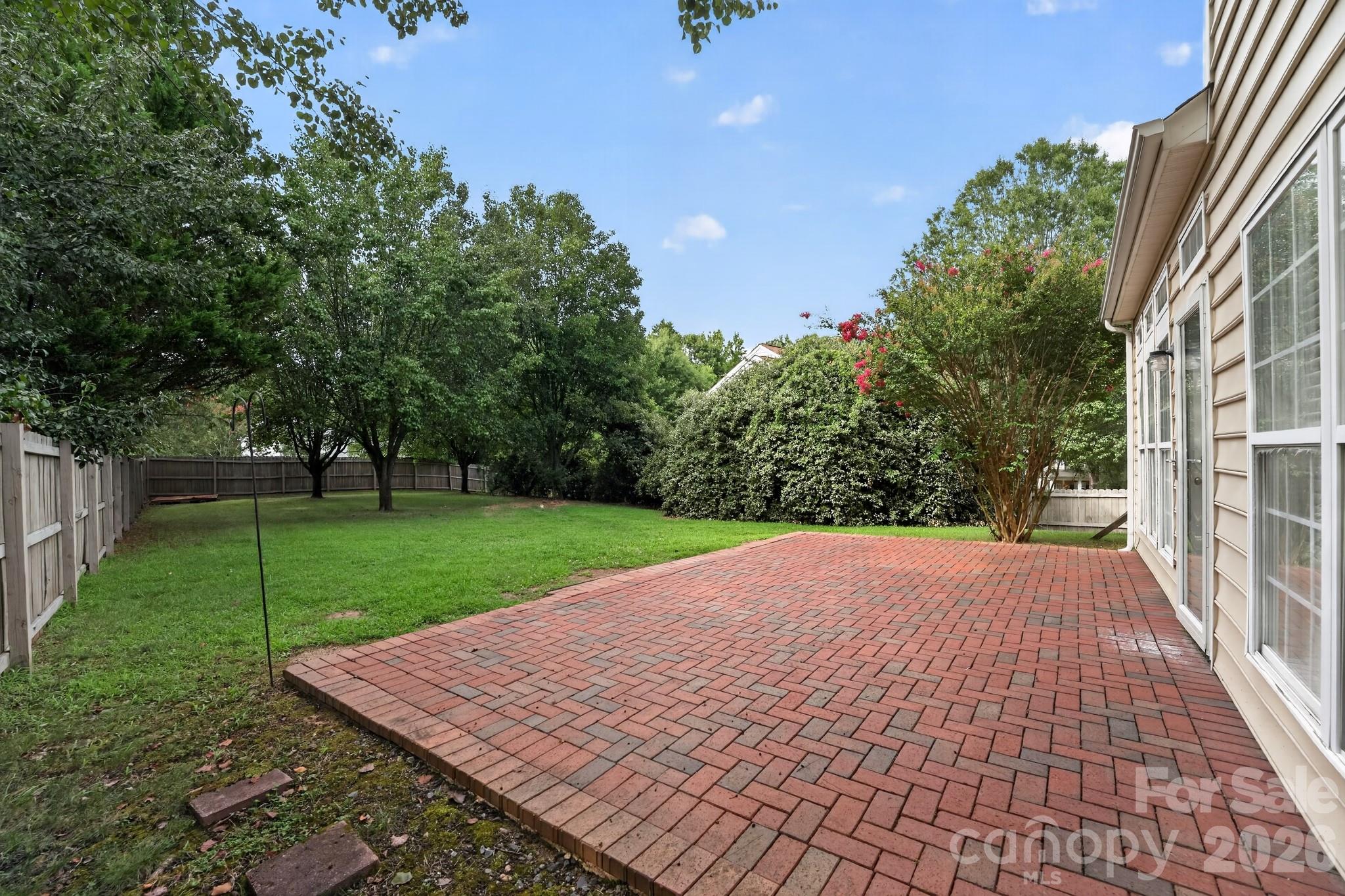 8220 Upsall Ct, Charlotte, NC 28215