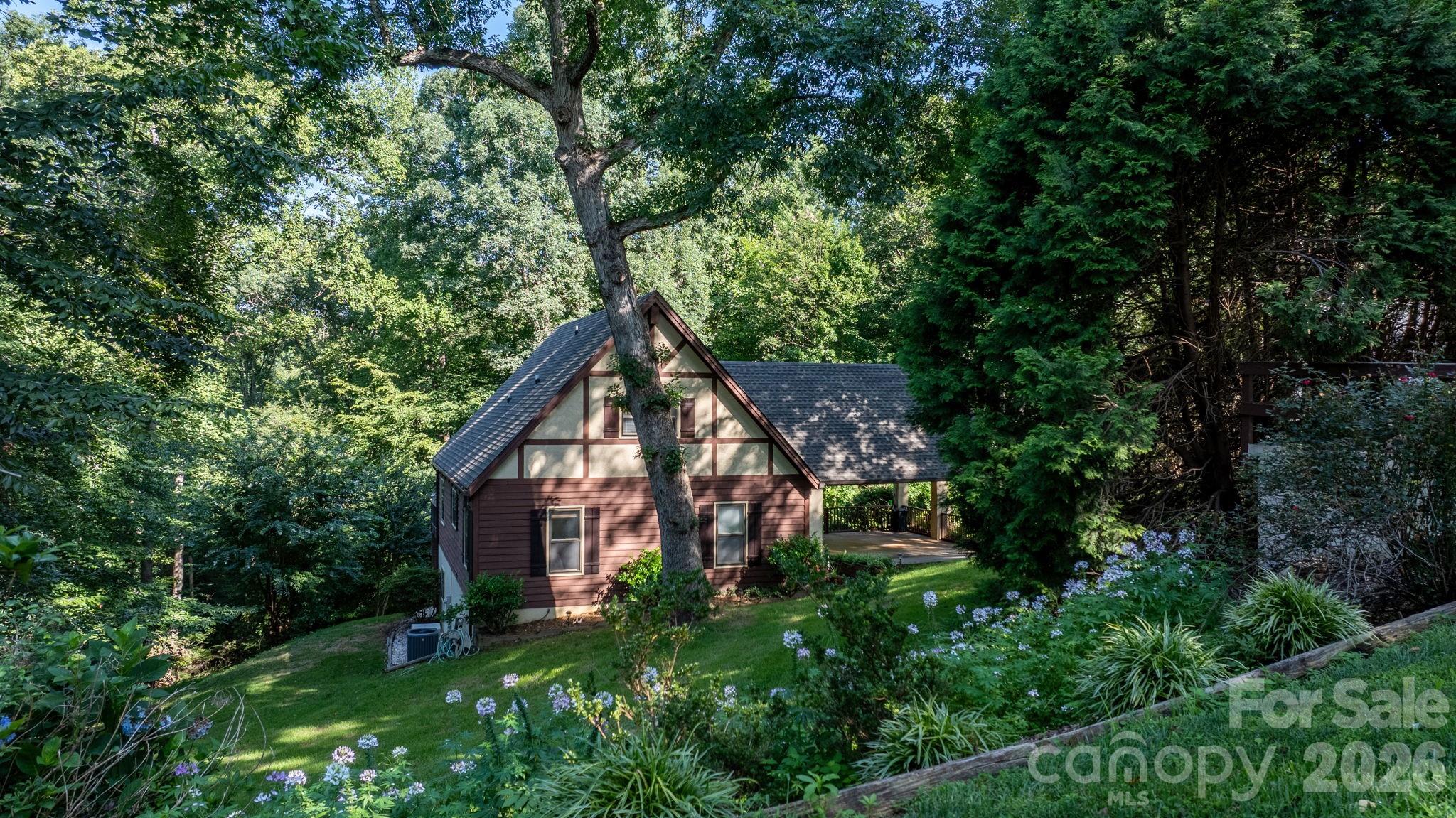 5562 Clearlake Dr, Hickory, NC 28601
